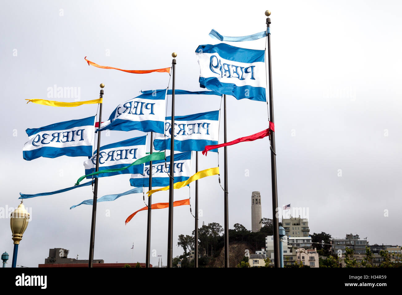 Fahnen am Pier 39 in Fishermans Wharf in San Francisco, Kalifornien, USA. Stockfoto