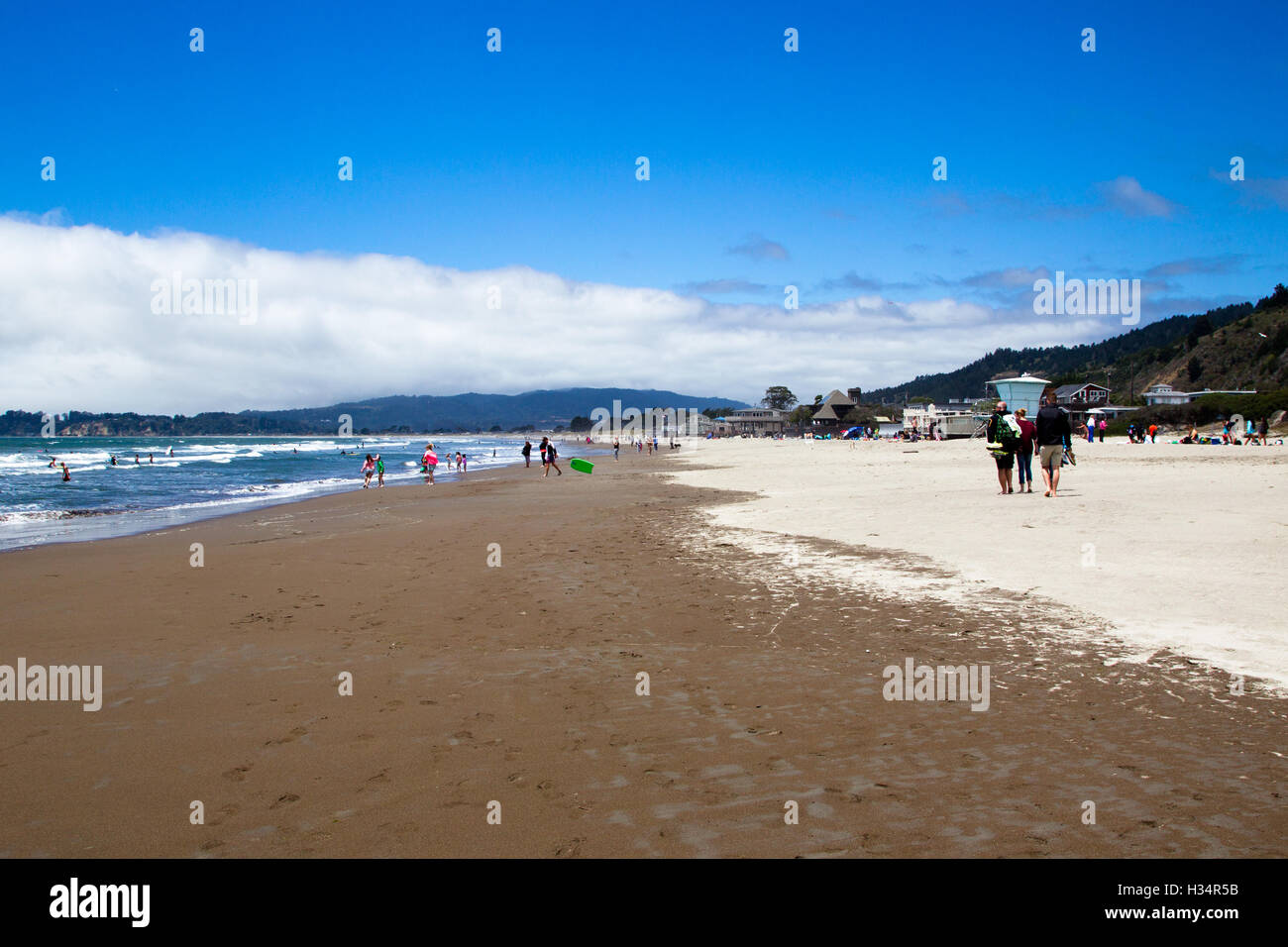 Menschen, die genießen eines sonnigen Sommertag am Strand von Stinson Beach in der Nähe von San Francisco, Kalifornien, USA. Stockfoto