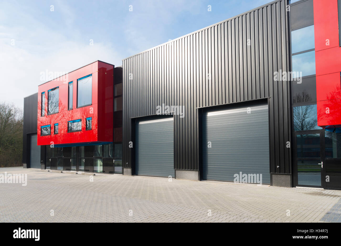 neu bauen Sie rote Industriehalle mit Büros Stockfoto