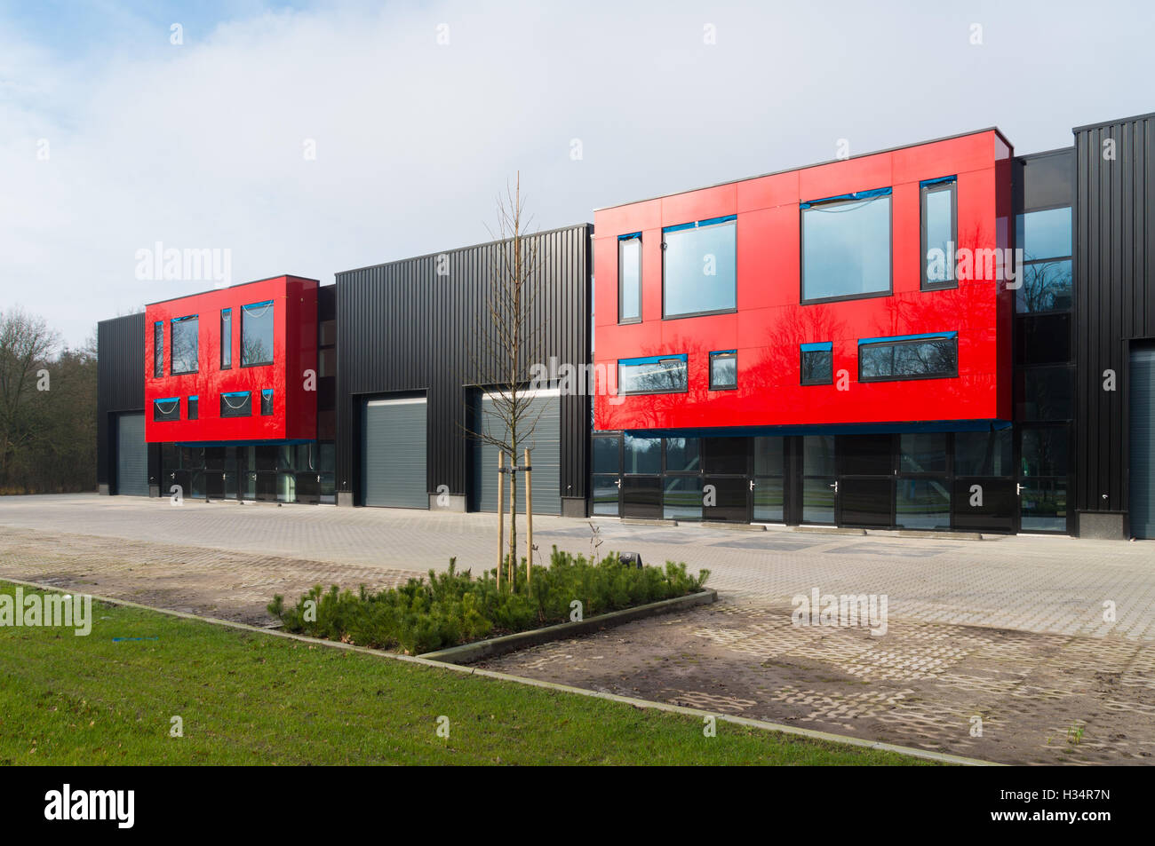 neu bauen Sie rote Industriehalle mit Büros Stockfoto