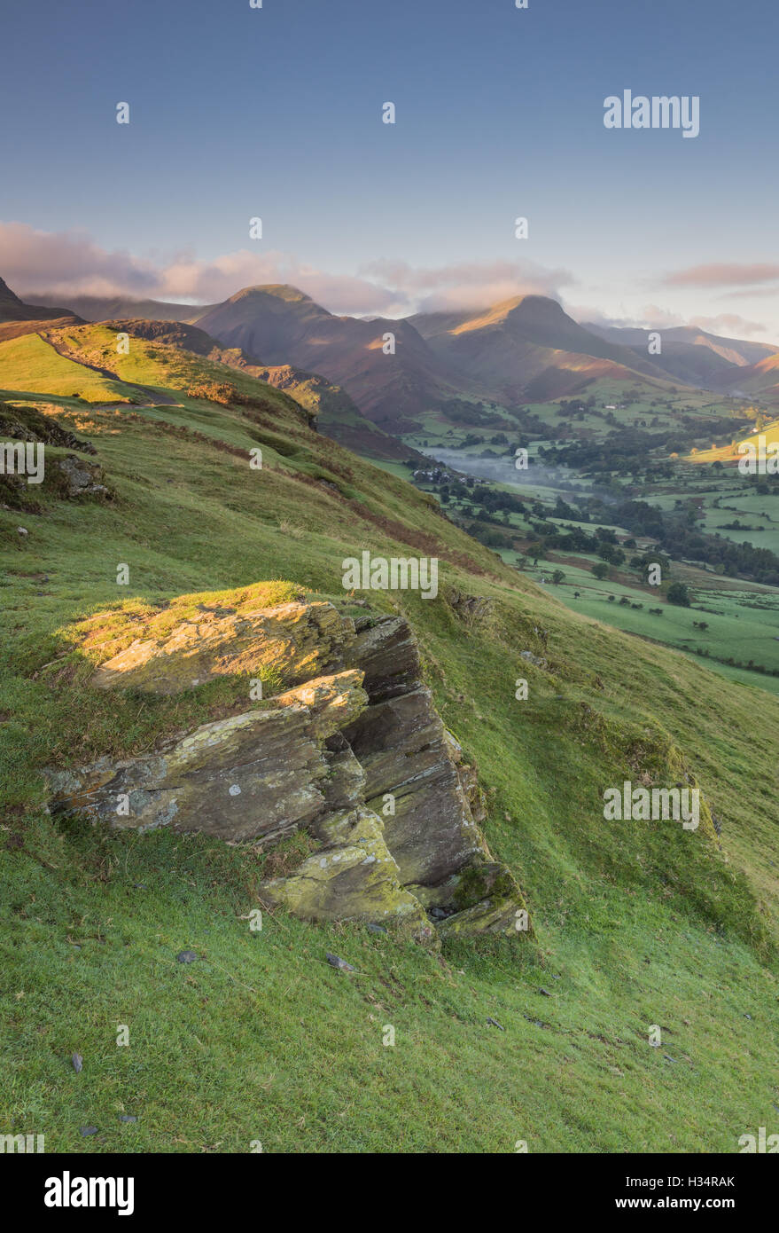 Blick über das Tal der Newlands, Hindscarth und Robinson von Skelwith Bank, Katze Glocken, englischen Lake District National park Stockfoto