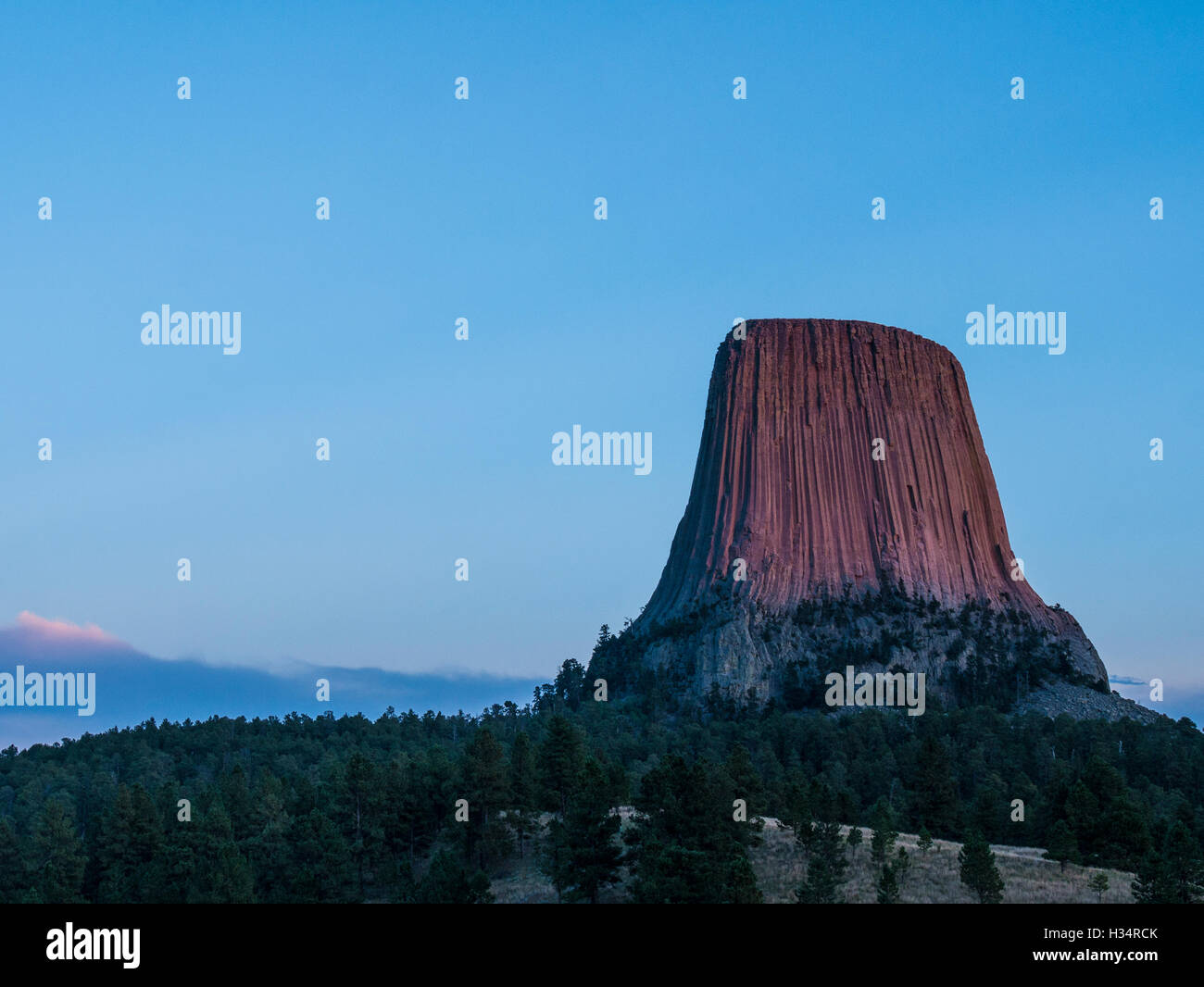 Sonnenuntergang am Devils Tower von Joyner Höhenweg, Devils Tower National Monument, Wyoming. Stockfoto