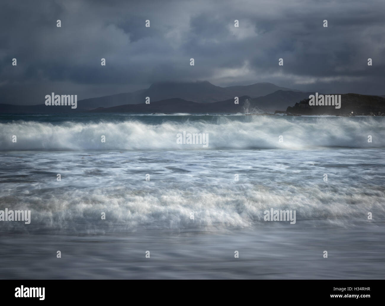 Wellen am Strand von Mellon Udrigle, Nord-West-Schottland, Vereinigtes Königreich Stockfoto