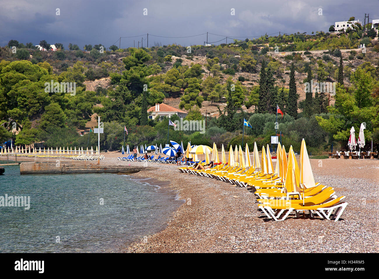 Agii Anargyri, Strand, Insel Spetses, Attika, Griechenland. Stockfoto