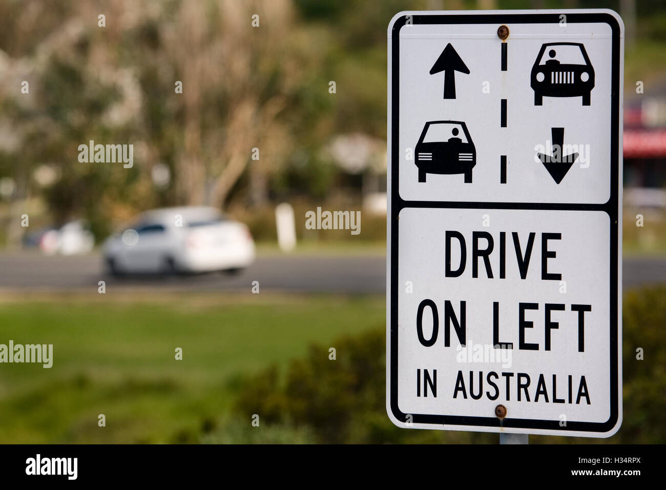 Fahren Sie links in Australien, Straßenschild. Stockfoto