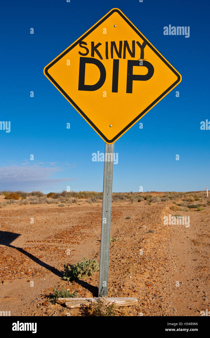 Oodnadatta Track. Australischen Humor "DIP" Verkehrszeichen auf Weg hinzugefügt. Stockfoto