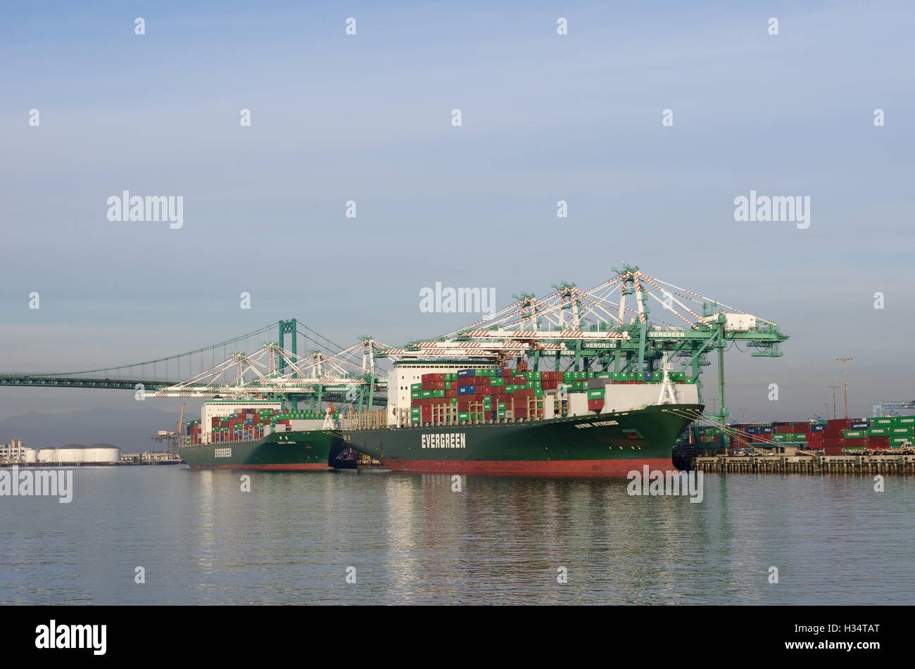 Immergrüne (je Waage und Ever Strong) Container-Schiffe im Hafen von Los Angeles. Stockfoto