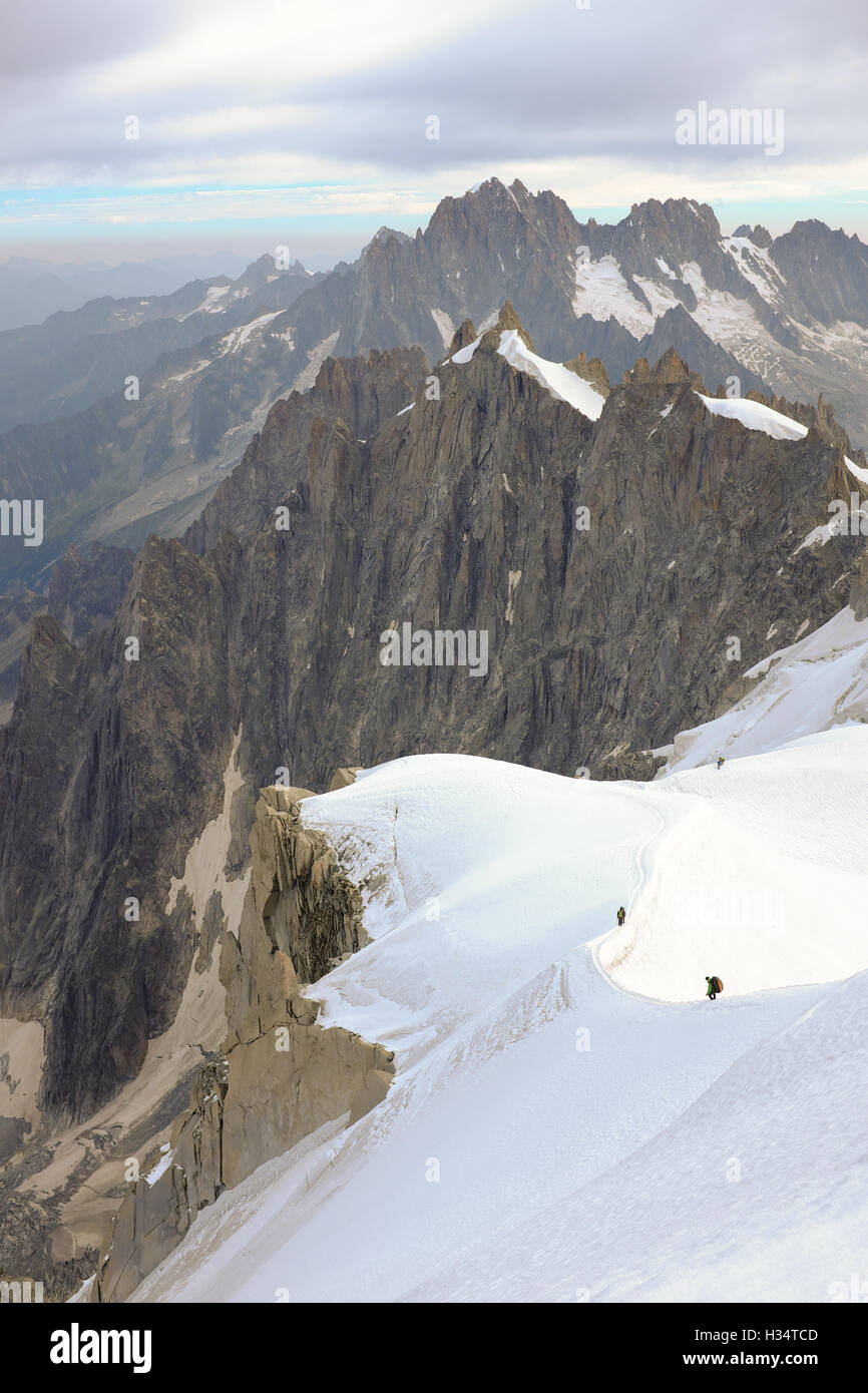 Bergsteiger steigen von der Aiguille du Midi in der Nähe von Chamonix, Frankreich. Stockfoto