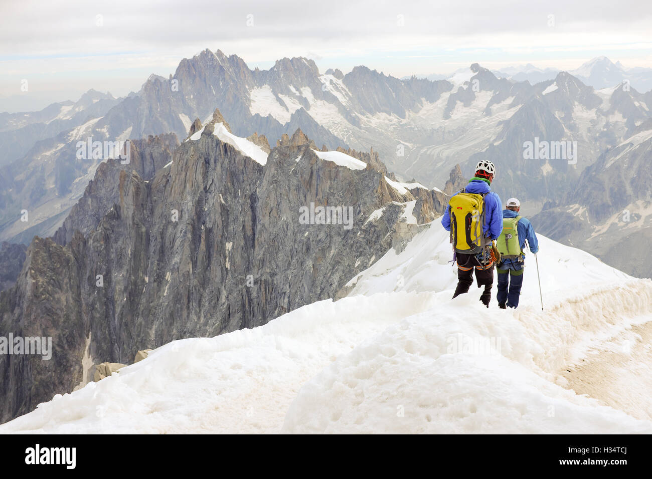Eine Gruppe von Bergsteigern Abstieg vom Aiguille du Midi in der Nähe von Chamonix, Frankreich. Stockfoto