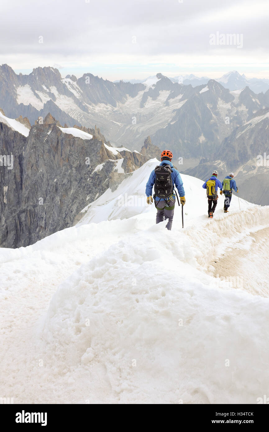 Eine Gruppe von Bergsteigern Abstieg vom Aiguille du Midi in der Nähe von Chamonix, Frankreich. Stockfoto