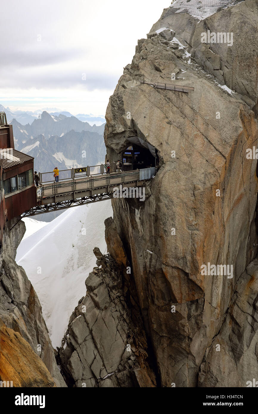 Touristen Fuß entlang der Brücke verbindet die Gipfel der Aiguille du Midi in der Nähe von Chamonix, Frankreich. Stockfoto