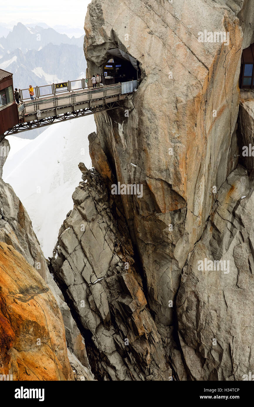 Touristen Fuß entlang der Brücke verbindet die Gipfel der Aiguille du Midi in der Nähe von Chamonix, Frankreich. Stockfoto