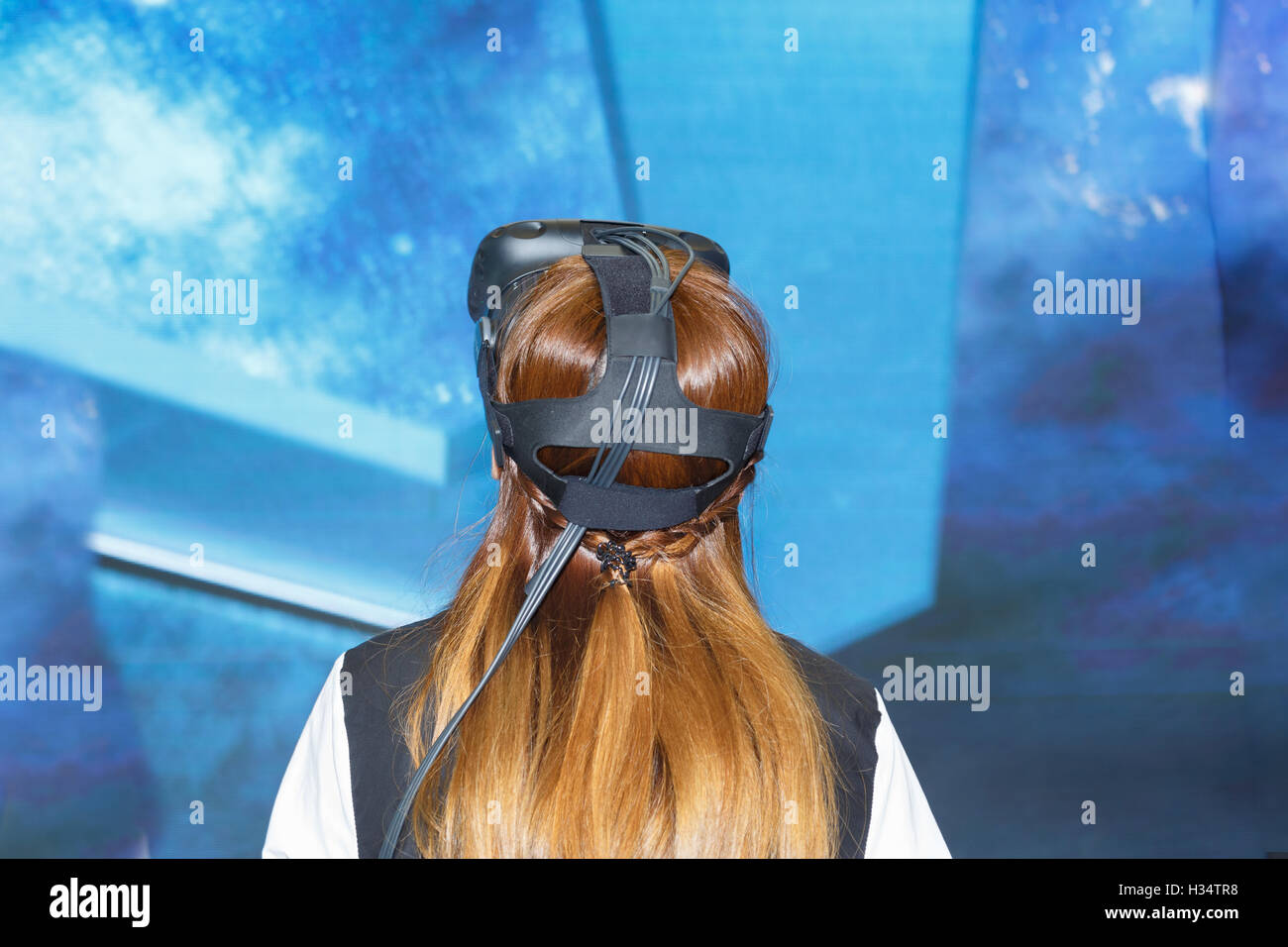Eine Mädchen erlebt virtuellen Realität Stockfoto
