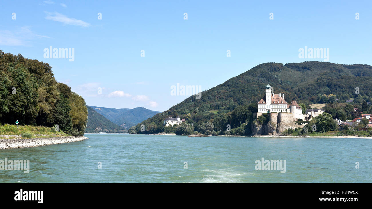 Ansicht der mittelalterlichen Burg von Schonbuhel stehen am Rande einer hohen Klippe in der Danube Tal Wachau in der Nähe von Melk, Österreich. Stockfoto