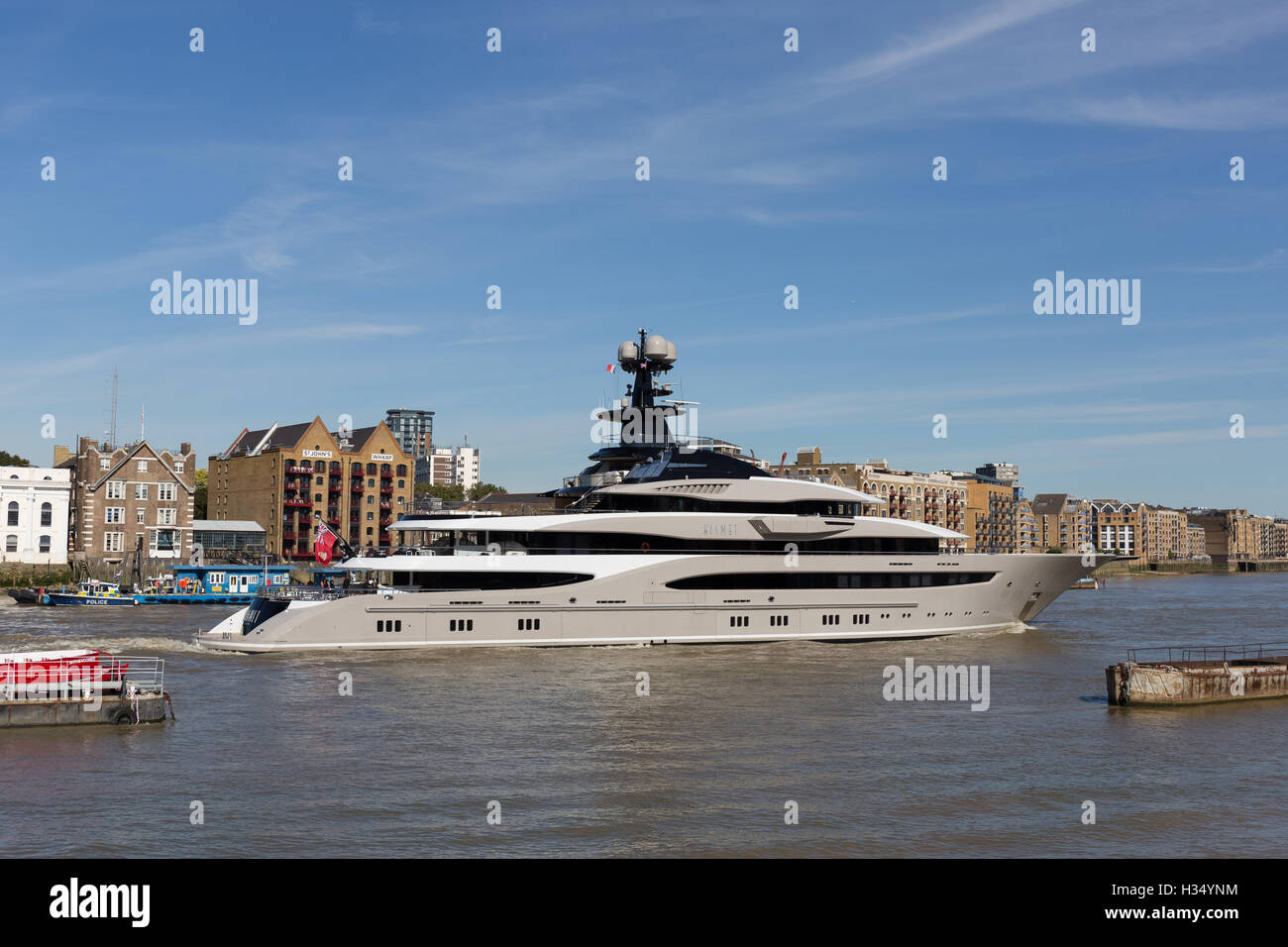 London, UK. 3. Oktober 2016. Superyacht, Kismet verlässt London an der Themse vorbei an Tower Bridge bei blauem Himmel und sonniges Herbstwetter nach festmachen an Butlers Wharf letzte Woche. Kismet ist 308 Fuß lang und ist angeblich im Besitz von pakistanisch-amerikanischen Milliardär Shahid Khan, der National Football League (NFL) Team, die Jacksonville Jaguars besitzt, der die Colts in einem International Series-Spiel im Wembley-Stadion am 2. Oktober 2016 gespielt. Bildnachweis: Vickie Flores/Alamy Live-Nachrichten Stockfoto