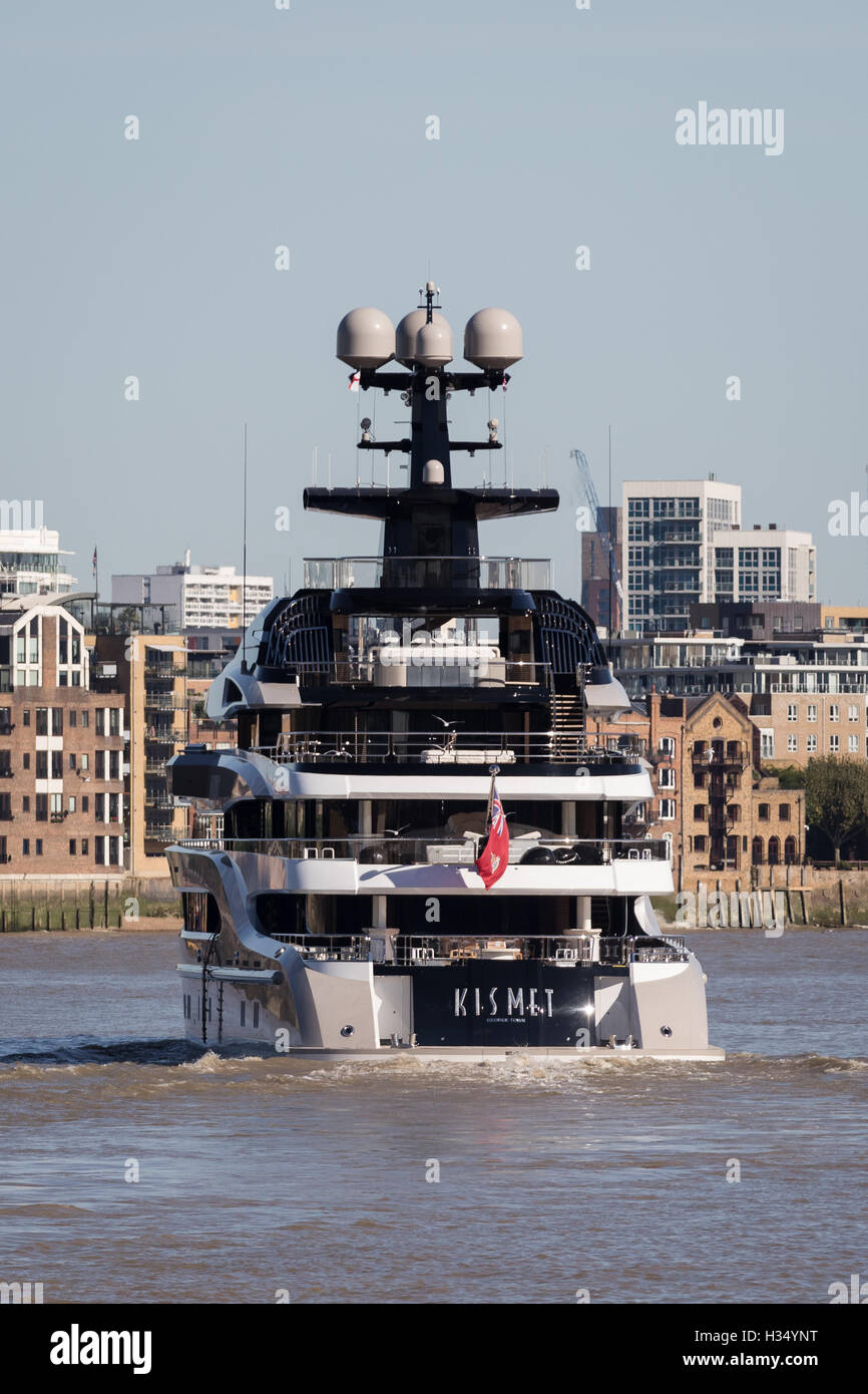 London, UK. 3. Oktober 2016. Superyacht, Kismet verlässt London an der Themse vorbei an Tower Bridge bei blauem Himmel und sonniges Herbstwetter nach festmachen an Butlers Wharf letzte Woche. Kismet ist 308 Fuß lang und ist angeblich im Besitz von pakistanisch-amerikanischen Milliardär Shahid Khan, der National Football League (NFL) Team, die Jacksonville Jaguars besitzt, der die Colts in einem International Series-Spiel im Wembley-Stadion am 2. Oktober 2016 gespielt. Bildnachweis: Vickie Flores/Alamy Live-Nachrichten Stockfoto