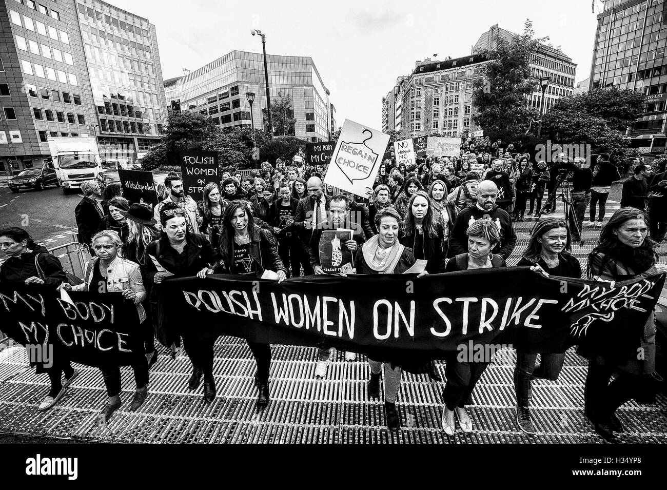 Brüssel, Belgien. 3. Oktober 2016. Polnische Frauen halten schwarz Protest (Czarny Protest) gegen geplante Verbot der Abtreibung. Ca. 500 polnische Arbeitnehmer der EU-Institutionen gesammelt im Europäischen Viertel in Brüssel auf 03.10.2016, Demonstrata gegen eine Anstrengung zu kriminalisieren, Abtreibung in Polen von Wiktor Dabkowski | Verwendung Weltweit/Picture Alliance © Dpa/Alamy Live-Nachrichten Stockfoto