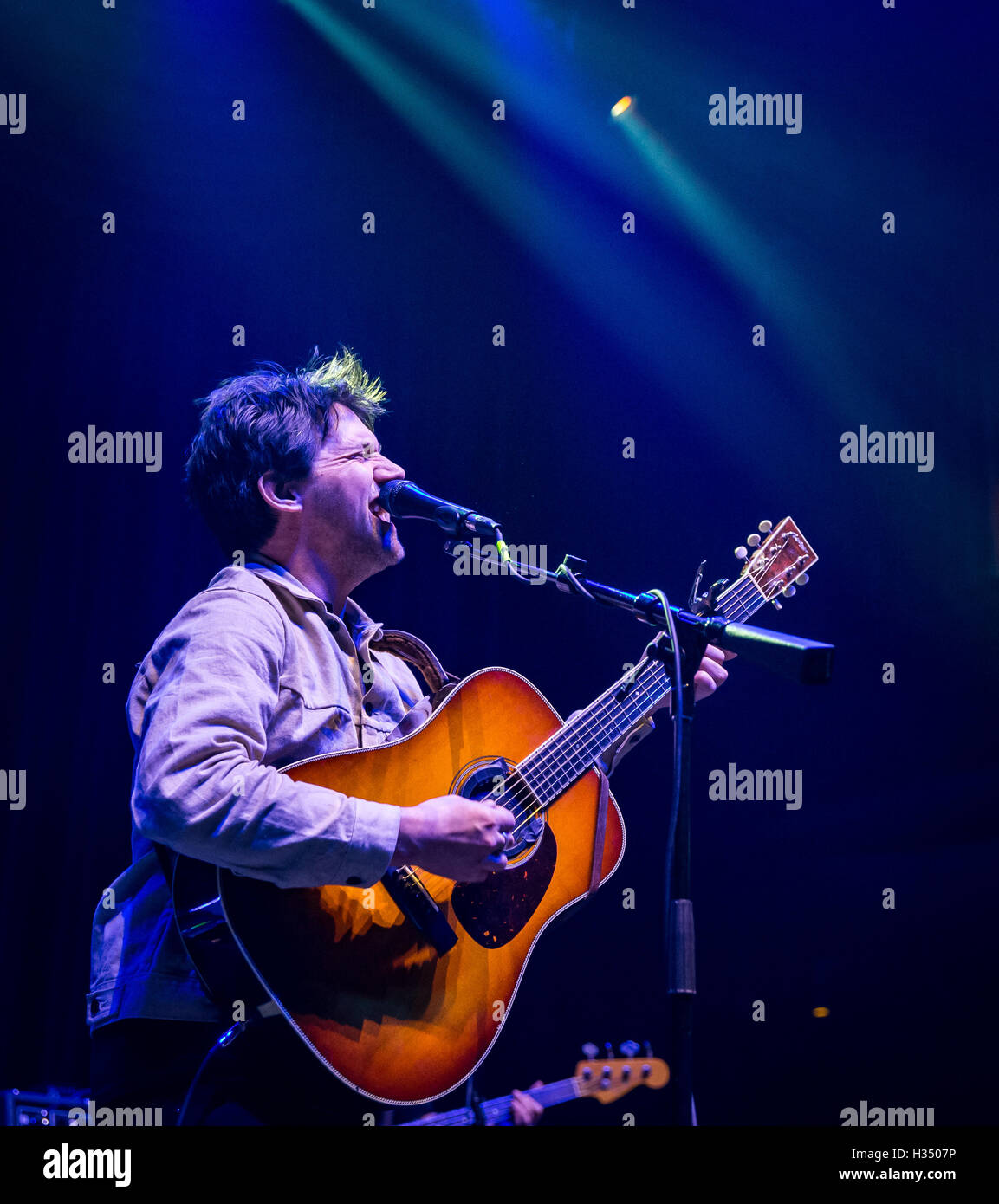 Las Vegas, NV, USA. 3. Oktober 2016. Haus Abdeckung *** Conor Oberst in Brooklyn Bowl in Las Vegas, NV am 3. Oktober 2016. Bildnachweis: Erik Kabik Fotografie/Medien Punch/Alamy Live-Nachrichten Stockfoto