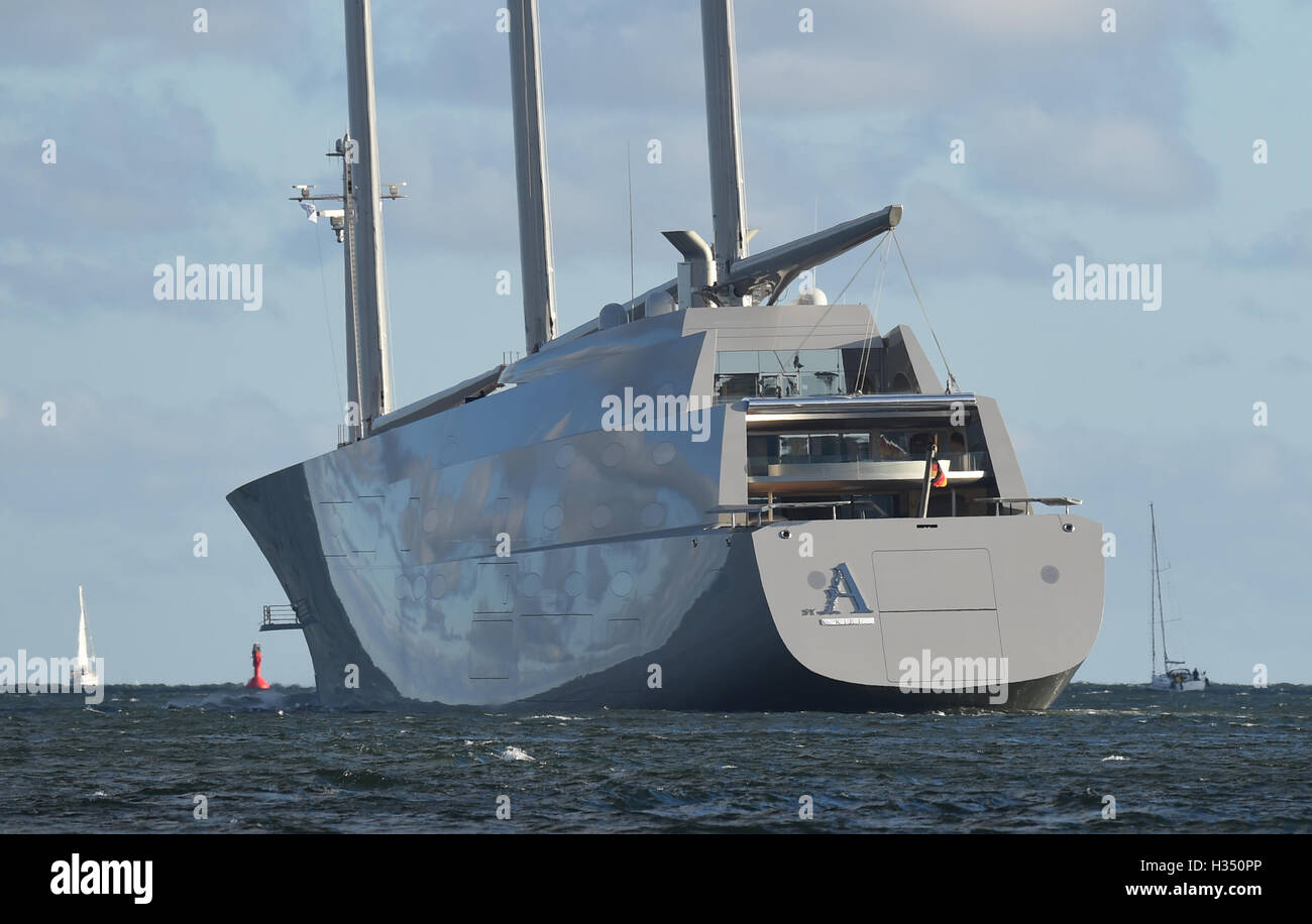 Kiel, Deutschland. 4. Oktober 2016. Die 143 Meter lange Segelyacht A verlässt den Hafen für einen Test laufen in Kiel, Deutschland, 4. Oktober 2016. Die Yacht wurde für Milliardär Melnichenko an die deutschen Marinewerften in Kiel gebaut. Die Yacht Masten sind rund 90 Meter hoch. Foto: CARSTEN REHDER/DPA/Alamy Live-Nachrichten Stockfoto