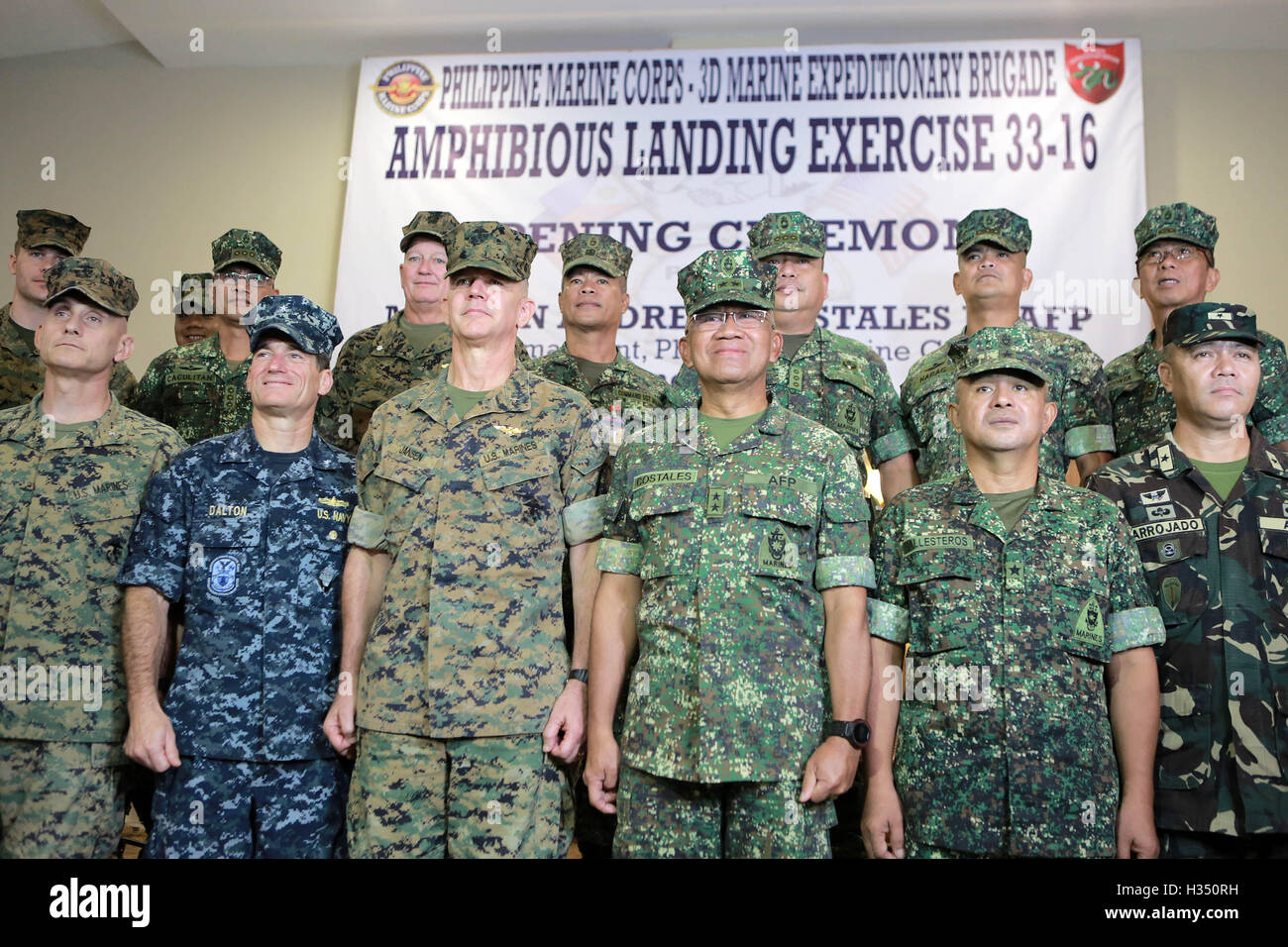 Taguig City, Philippinen. 4. Oktober 2016. US Marine Corps Brigadier General John Jansen (3. L Front) und Kommandant der philippinischen Marine Corps-Generalmajor Andre Costales Jr. (3. R, vorne) mit anderen Armeebeamten bei der feierlichen Eröffnung der jährlichen Philippinen amphibische Landung Übung in Taguig City, Philippinen, 4. Oktober 2016 stehen. Amerikanischen und philippinischen Marines und Segler startete am Dienstag was ihre letzten gemeinsamen militärischen Übungen in der philippinischen Insel Luzon und Palawan sein könnte. © Rouelle Umali/Xinhua/Alamy Live-Nachrichten Stockfoto