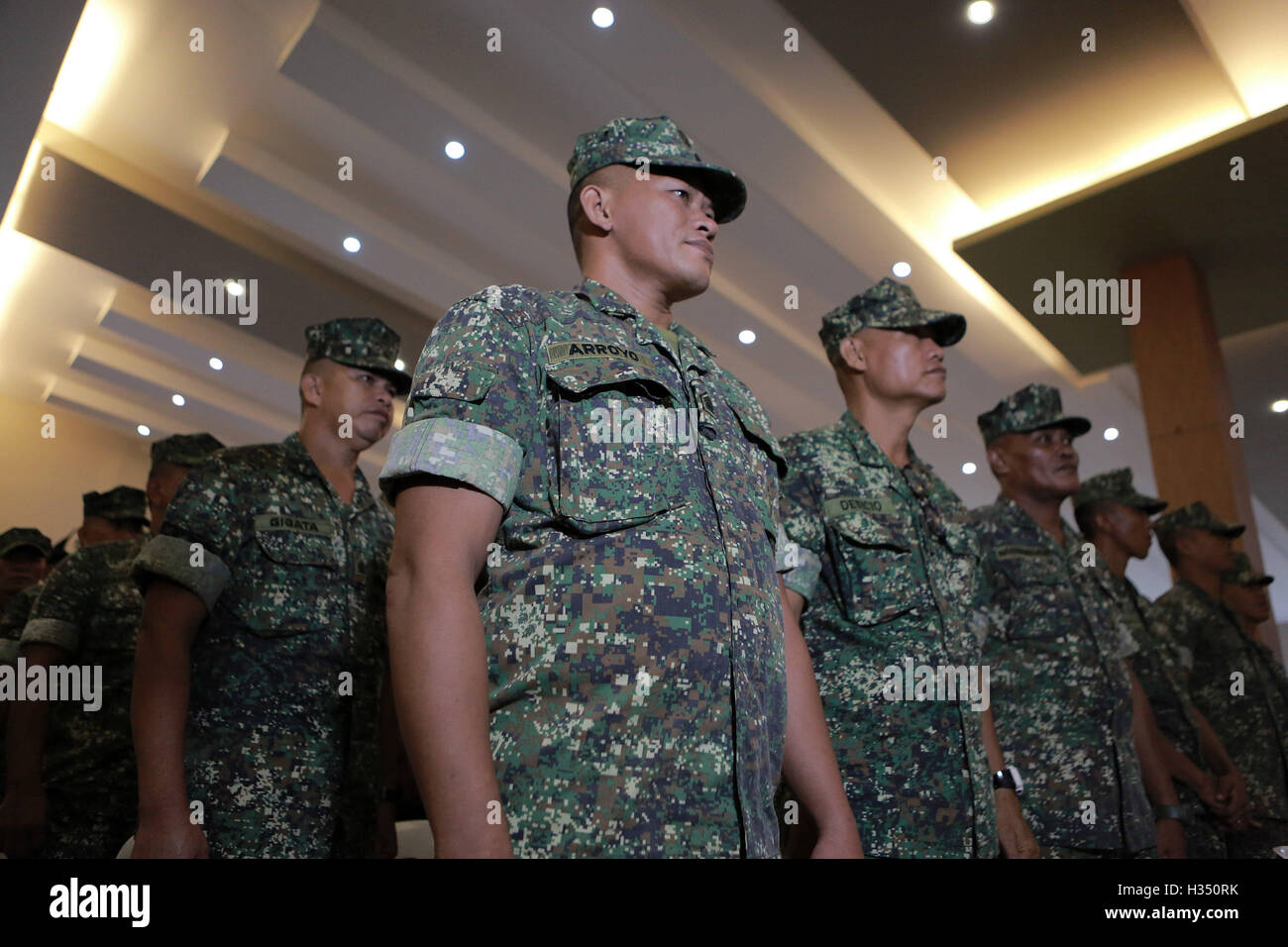 Taguig City, Philippinen. 4. Oktober 2016. Soldaten aus den USA und philippinische Marine Corps an die Eröffnungsfeier der jährlichen Philippinen amphibische Landung Übung in Taguig City, Philippinen, 4. Oktober 2016 teilnehmen. Amerikanischen und philippinischen Marines und Segler startete am Dienstag was ihre letzten gemeinsamen militärischen Übungen in der philippinischen Insel Luzon und Palawan sein könnte. © Rouelle Umali/Xinhua/Alamy Live-Nachrichten Stockfoto