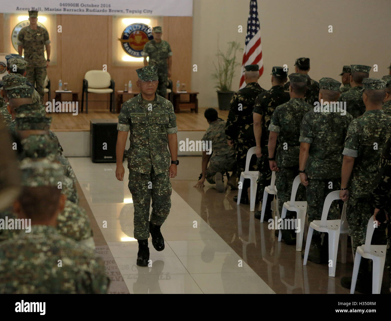 Taguig City, Philippinen. 4. Oktober 2016. Kommandant des philippinischen Marine Corps Major General André Costales Jr. besucht die Eröffnungsfeier der jährlichen Philippinen amphibische Landung Übung in Taguig City, Philippinen, 4. Oktober 2016. Amerikanischen und philippinischen Marines und Segler startete am Dienstag was ihre letzten gemeinsamen militärischen Übungen in der philippinischen Insel Luzon und Palawan sein könnte. © Rouelle Umali/Xinhua/Alamy Live-Nachrichten Stockfoto