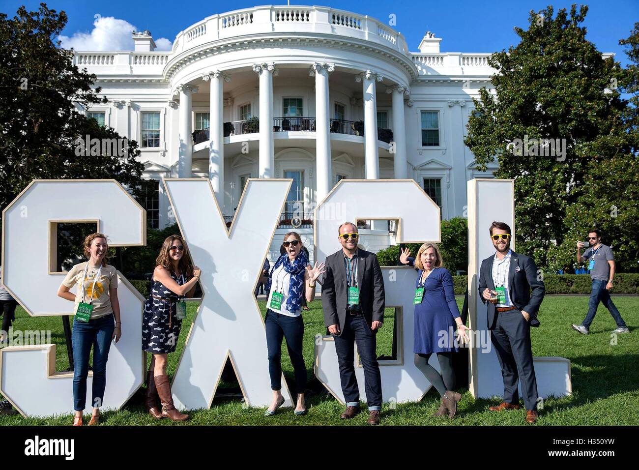 Washington DC, USA. 3. Oktober 2016. Teilnehmer stellen durch die South by South Lawn Festival-Logo auf dem South Lawn des weißen Hauses 3. Oktober 2016 in Washington, DC. Die Veranstaltung ist im Süden durch Southwest Festival inspiriert und beinhaltet Kunst, Film, Unterhaltung und Technologie. Bildnachweis: Planetpix/Alamy Live-Nachrichten Stockfoto
