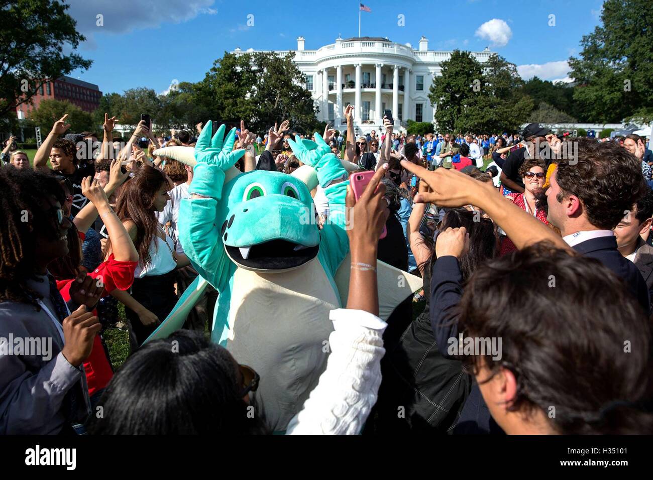 Washington DC, USA. 3. Oktober 2016. Teilnehmer tanzen während des South by South Lawn Festivals auf dem South Lawn des weißen Hauses 3. Oktober 2016 in Washington, DC. Die Veranstaltung ist im Süden durch Southwest Festival inspiriert und beinhaltet Kunst, Film, Unterhaltung und Technologie. Bildnachweis: Planetpix/Alamy Live-Nachrichten Stockfoto
