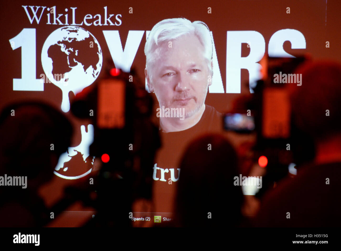 Berlin, Deutschland. 4. Oktober 2016. Wikileaks-Gründer Julian Assange in einem live video Link anlässlich einer Pressekonferenz am 10. Jahrestag von Wikileaks, in Berlin, Deutschland, 4. Oktober 2016. Foto: MAURIZIO GAMBARINI/DPA/Alamy Live-Nachrichten Stockfoto