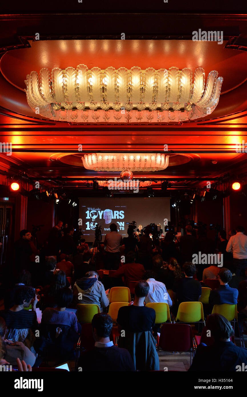 Berlin, Deutschland. 4. Oktober 2016. Wikileaks-Gründer Julian Assange in ein live-video-Link und Wikileaks Journalistin Sarah Harrison (c) und sein Anwalt Melinda Taylor Teilnahme an einer Pressekonferenz zum 10. Jahrestag von Wikileaks, in Berlin, Deutschland, 4. Oktober 2016. Foto: MAURIZIO GAMBARINI/DPA/Alamy Live-Nachrichten Stockfoto