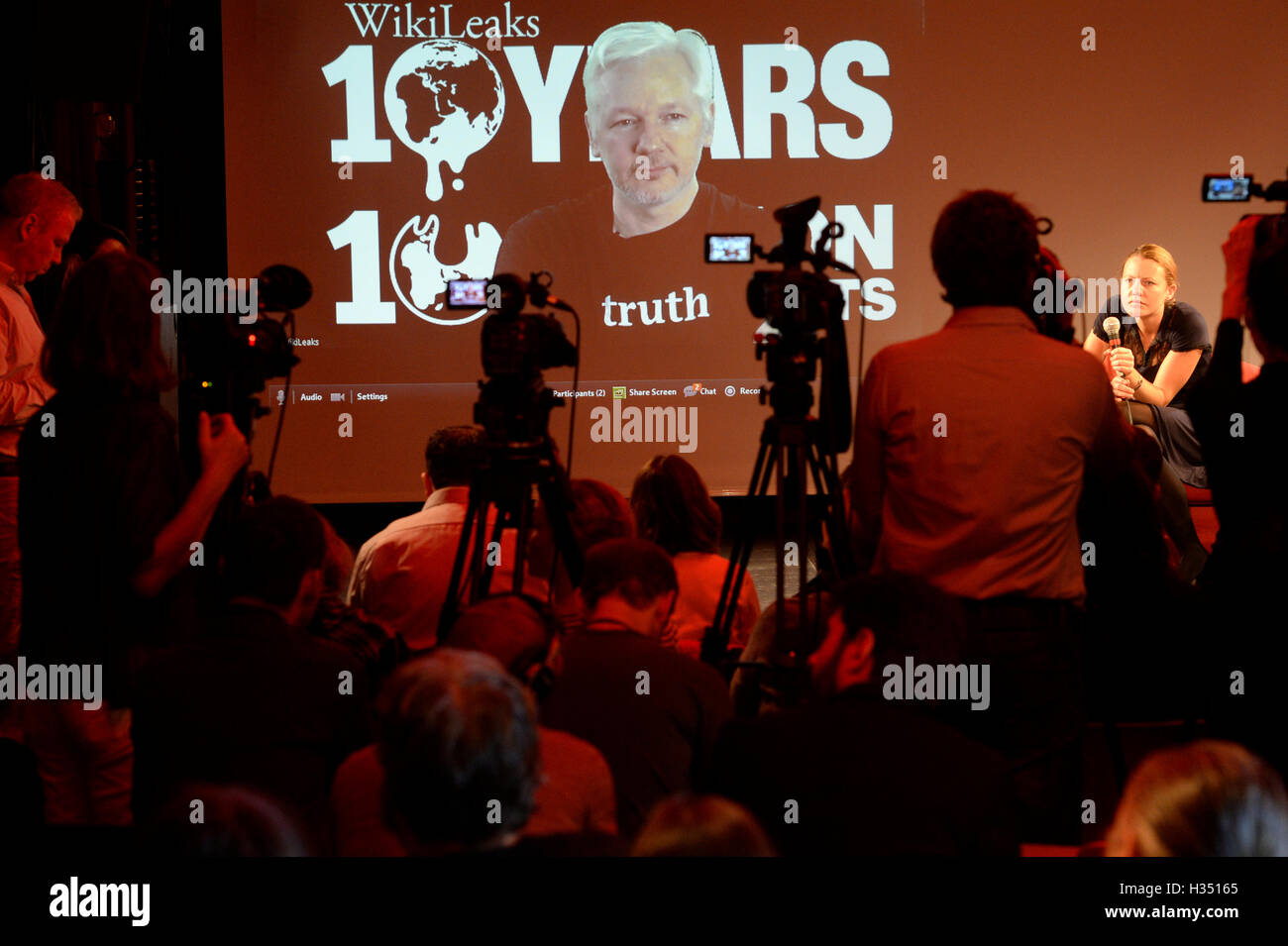Berlin, Deutschland. 4. Oktober 2016. Wikileaks-Gründer Julian Assange in einem live video-Link und Wikileaks Journalistin Sarah Harrison Teilnahme an einer Pressekonferenz zum 10. Jahrestag von Wikileaks, in Berlin, Deutschland, 4. Oktober 2016. Foto: MAURIZIO GAMBARINI/DPA/Alamy Live-Nachrichten Stockfoto