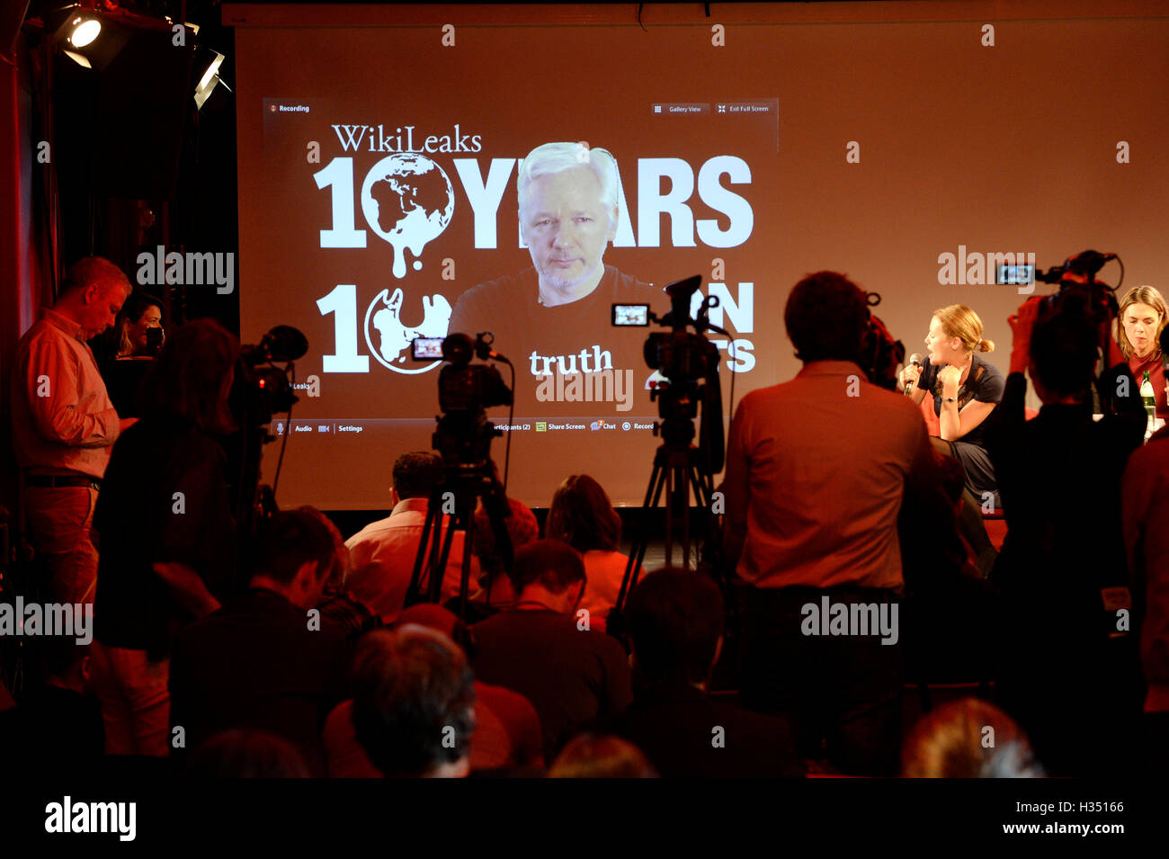Berlin, Deutschland. 4. Oktober 2016. Wikileaks-Gründer Julian Assange in ein live-video-Link und Wikileaks Journalistin Sarah Harrison (c) und sein Anwalt Melinda Taylor Teilnahme an einer Pressekonferenz zum 10. Jahrestag von Wikileaks, in Berlin, Deutschland, 4. Oktober 2016. Foto: MAURIZIO GAMBARINI/DPA/Alamy Live-Nachrichten Stockfoto