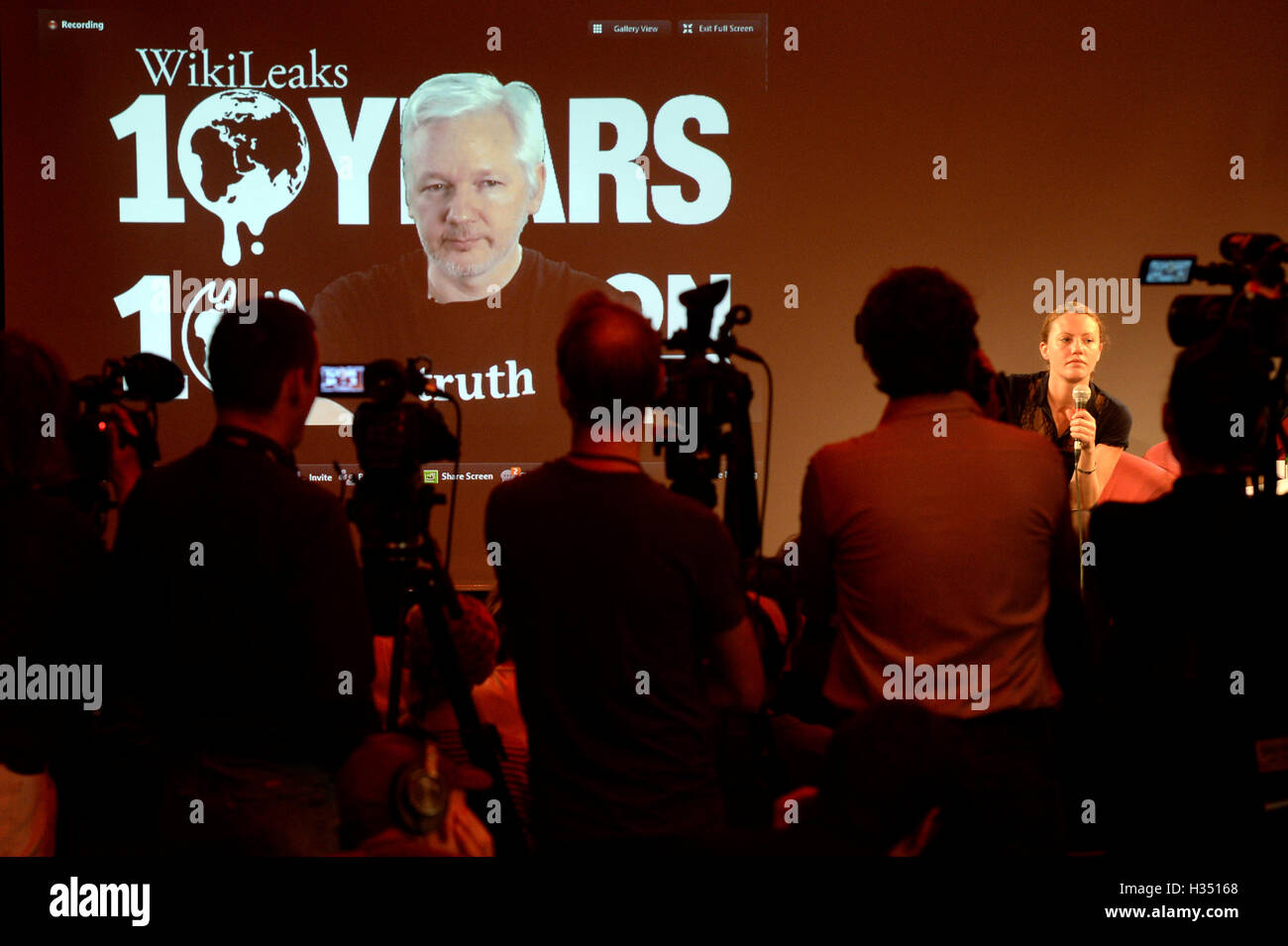 Berlin, Deutschland. 4. Oktober 2016. Wikileaks-Gründer Julian Assange in einem live video-Link und Wikileaks Journalistin Sarah Harrison Teilnahme an einer Pressekonferenz zum 10. Jahrestag von Wikileaks, in Berlin, Deutschland, 4. Oktober 2016. Foto: MAURIZIO GAMBARINI/DPA/Alamy Live-Nachrichten Stockfoto