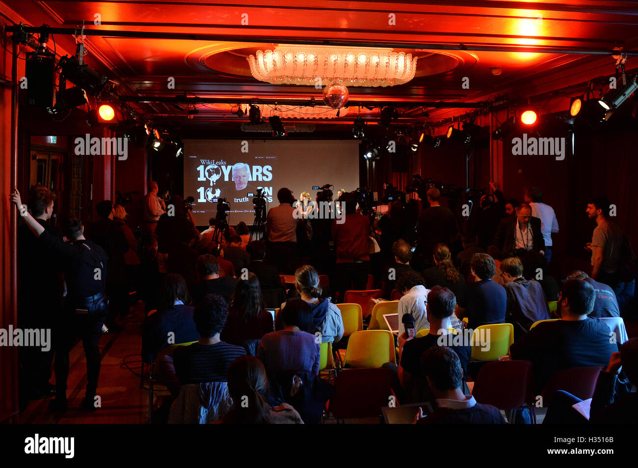 Berlin, Deutschland. 4. Oktober 2016. Wikileaks-Gründer Julian Assange in einem live video-Link und Wikileaks Journalistin Sarah Harrison Teilnahme an einer Pressekonferenz zum 10. Jahrestag von Wikileaks, in Berlin, Deutschland, 4. Oktober 2016. Foto: MAURIZIO GAMBARINI/DPA/Alamy Live-Nachrichten Stockfoto