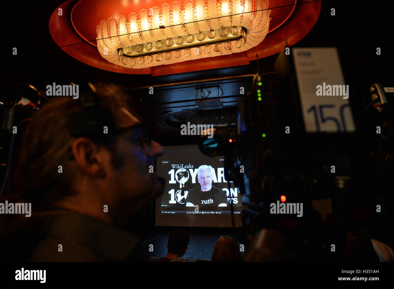 Berlin, Deutschland. 4. Oktober 2016. Wikileaks-Gründer Julian Assange in einem live video Link anlässlich einer Pressekonferenz am 10. Jahrestag von Wikileaks, in Berlin, Deutschland, 4. Oktober 2016. Foto: MAURIZIO GAMBARINI/DPA/Alamy Live-Nachrichten Stockfoto