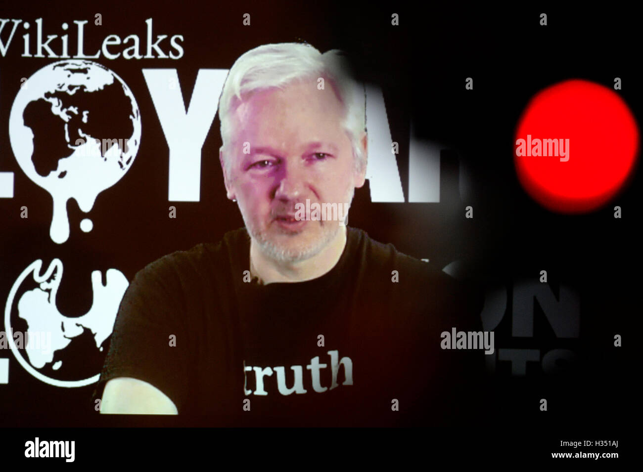 Berlin, Deutschland. 4. Oktober 2016. Wikileaks-Gründer Julian Assange in einem live video Link anlässlich einer Pressekonferenz am 10. Jahrestag von Wikileaks, in Berlin, Deutschland, 4. Oktober 2016. Foto: MAURIZIO GAMBARINI/DPA/Alamy Live-Nachrichten Stockfoto