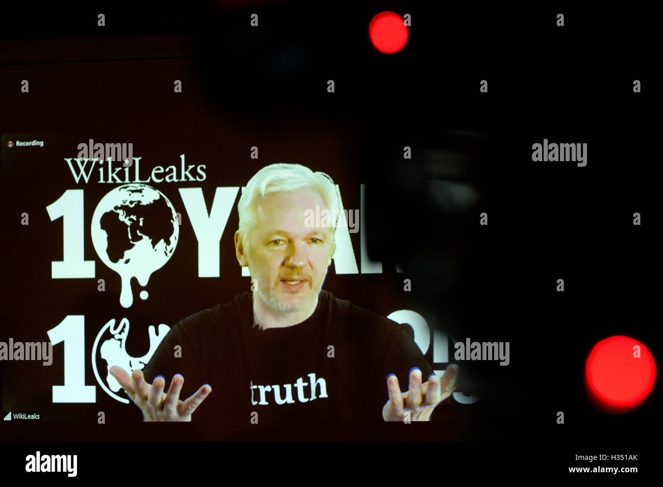 Berlin, Deutschland. 4. Oktober 2016. Wikileaks-Gründer Julian Assange in einem live video Link anlässlich einer Pressekonferenz am 10. Jahrestag von Wikileaks, in Berlin, Deutschland, 4. Oktober 2016. Foto: MAURIZIO GAMBARINI/DPA/Alamy Live-Nachrichten Stockfoto