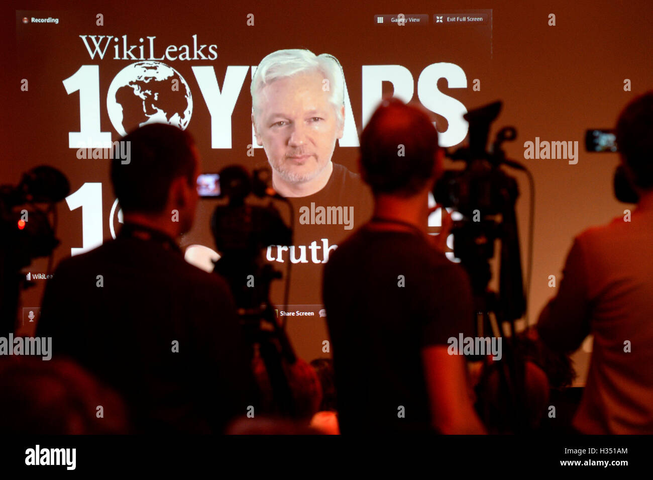 Berlin, Deutschland. 4. Oktober 2016. Wikileaks-Gründer Julian Assange in einem live video Link anlässlich einer Pressekonferenz am 10. Jahrestag von Wikileaks, in Berlin, Deutschland, 4. Oktober 2016. Foto: MAURIZIO GAMBARINI/DPA/Alamy Live-Nachrichten Stockfoto
