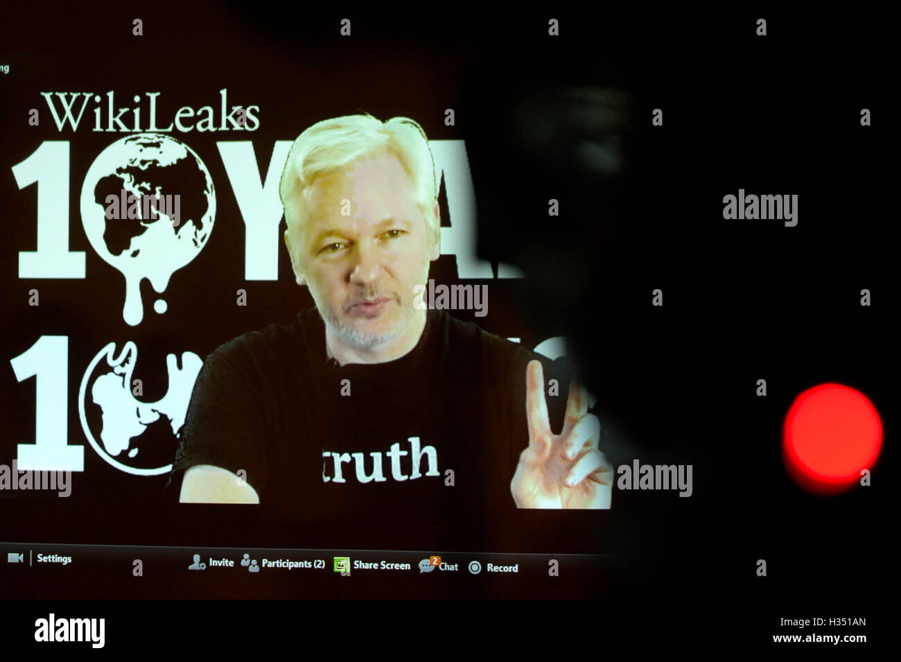 Berlin, Deutschland. 4. Oktober 2016. Wikileaks-Gründer Julian Assange in einem live video Link anlässlich einer Pressekonferenz am 10. Jahrestag von Wikileaks, in Berlin, Deutschland, 4. Oktober 2016. Foto: MAURIZIO GAMBARINI/DPA/Alamy Live-Nachrichten Stockfoto