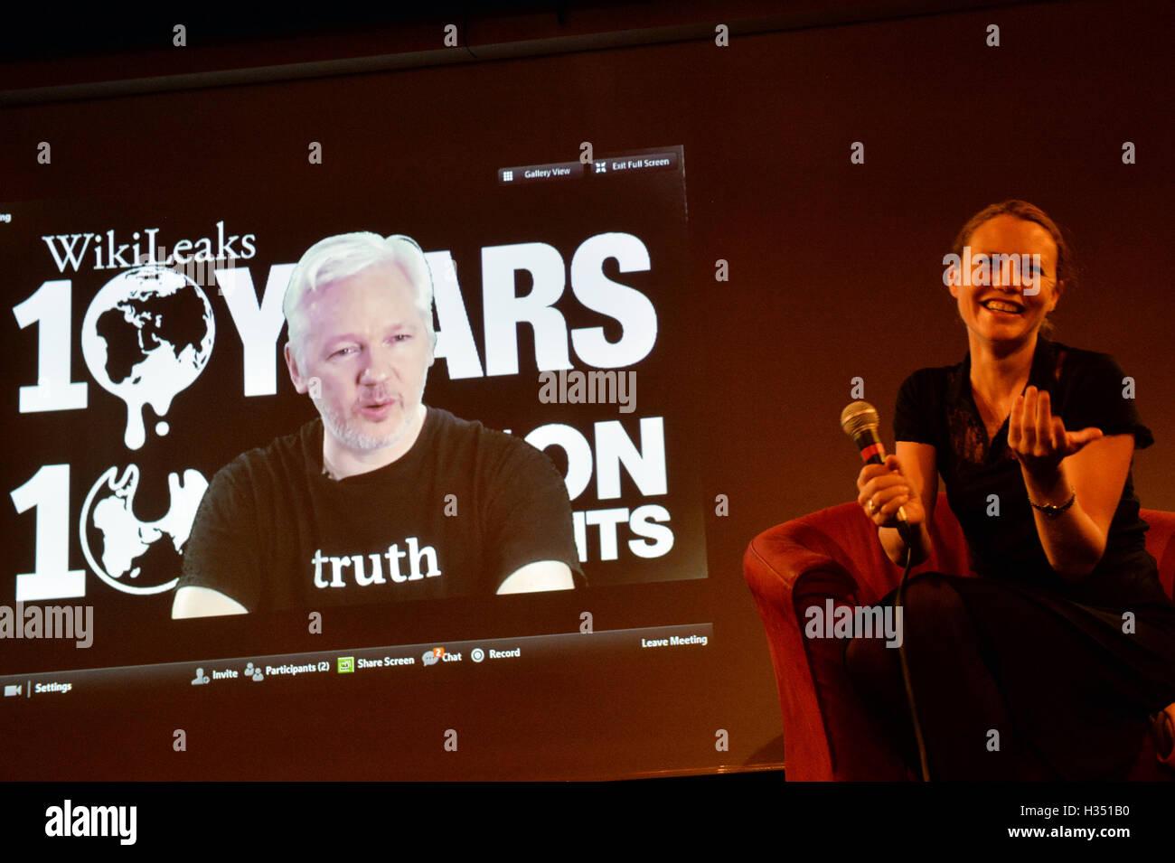 Berlin, Deutschland. 4. Oktober 2016. Wikileaks-Gründer Julian Assange in einem live video-Link und Wikileaks Journalistin Sarah Harrison Teilnahme an einer Pressekonferenz zum 10. Jahrestag von Wikileaks, in Berlin, Deutschland, 4. Oktober 2016. Foto: MAURIZIO GAMBARINI/DPA/Alamy Live-Nachrichten Stockfoto