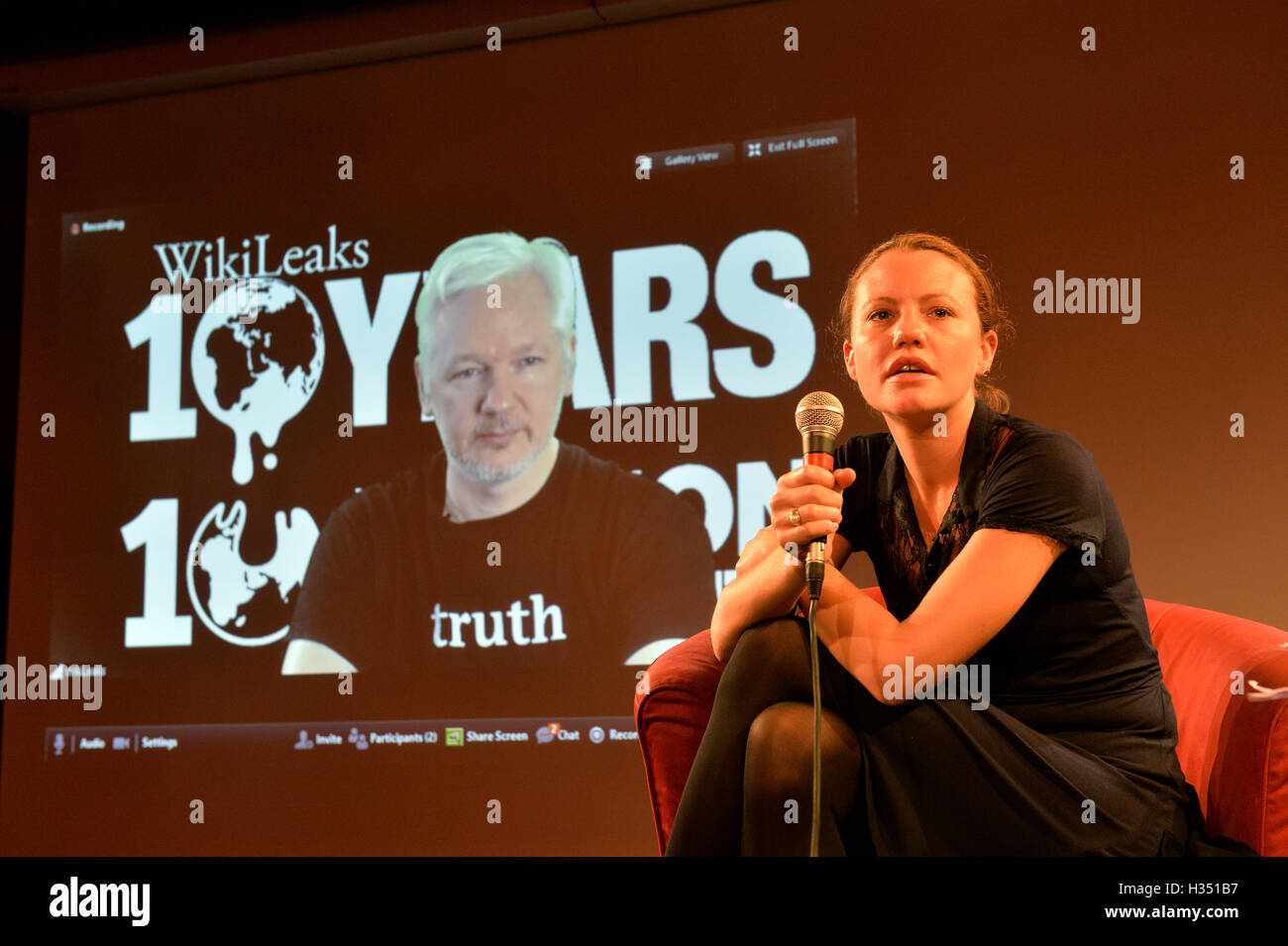 Berlin, Deutschland. 4. Oktober 2016. Wikileaks-Gründer Julian Assange in einem live video-Link und Wikileaks Journalistin Sarah Harrison Teilnahme an einer Pressekonferenz zum 10. Jahrestag von Wikileaks, in Berlin, Deutschland, 4. Oktober 2016. Foto: MAURIZIO GAMBARINI/DPA/Alamy Live-Nachrichten Stockfoto