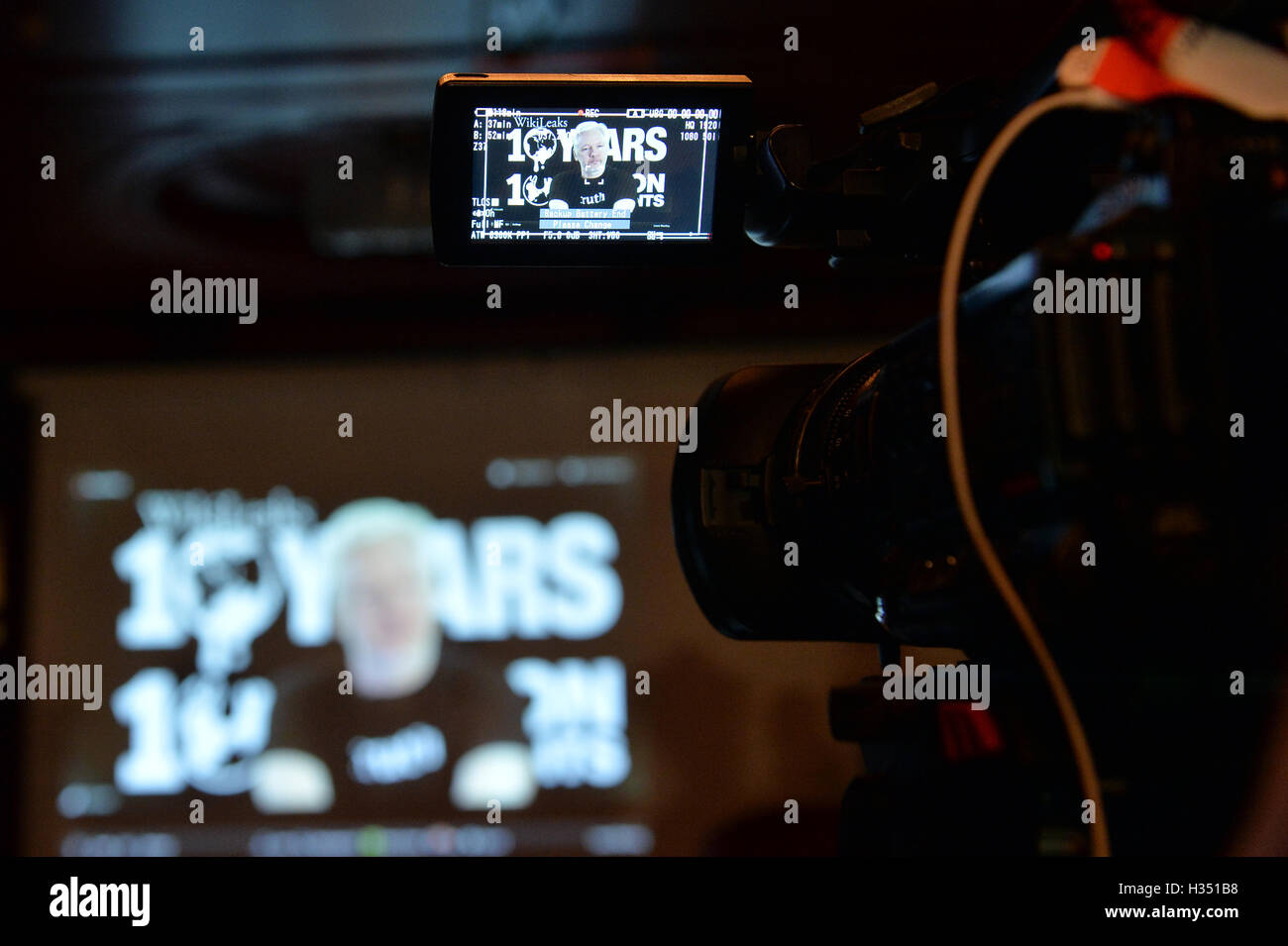 Berlin, Deutschland. 4. Oktober 2016. Wikileaks-Gründer Julian Assange in einem live video Link anlässlich einer Pressekonferenz am 10. Jahrestag von Wikileaks, in Berlin, Deutschland, 4. Oktober 2016. Foto: MAURIZIO GAMBARINI/DPA/Alamy Live-Nachrichten Stockfoto