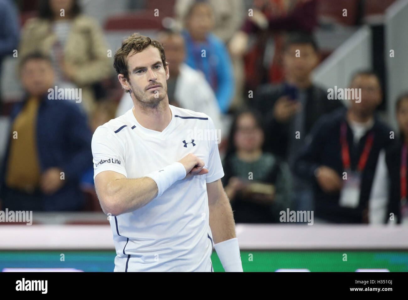 Peking, China. 4. Oktober 2016. Der Brite Andy Murray feiert nach der Herren Einzel erstes Vorrundenspiel gegen Italiens Andreas Seppi bei den China Open Tennis-Turnier in Peking, Hauptstadt von China, 4. Oktober 2016. Andy Murray gewann das Spiel 2: 0. Bildnachweis: Xing Guangli/Xinhua/Alamy Live-Nachrichten Stockfoto