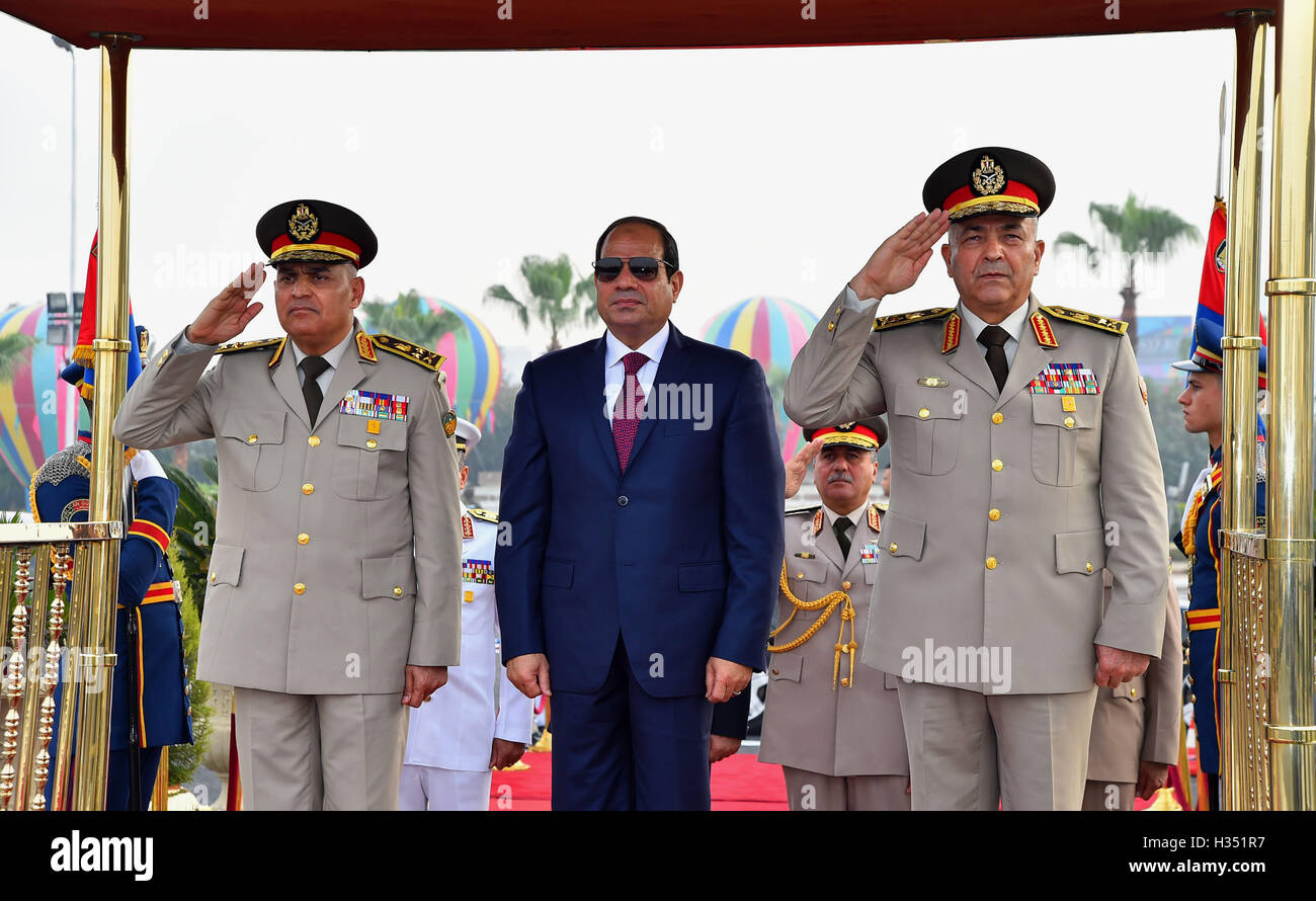 Kairo, Ägypten. 4. Oktober 2016. Der ägyptische Präsident Abdel Fattah al-Sisi besucht das Grab des unbekannten Soldaten, Ägyptens ehemaliger Präsident Gamal Abdel Nasser, und Ägyptens ehemaliger Präsident Anwar Sadat zum 43. Jahrestag der Oktober 6 arabisch-israelischen Krieg im Jahr 1973, am 4. Oktober 2016 in Kairo, Ägypten-Credit: ägyptische Präsident Büro/APA Bilder/ZUMA Draht/Alamy Live News Stockfoto