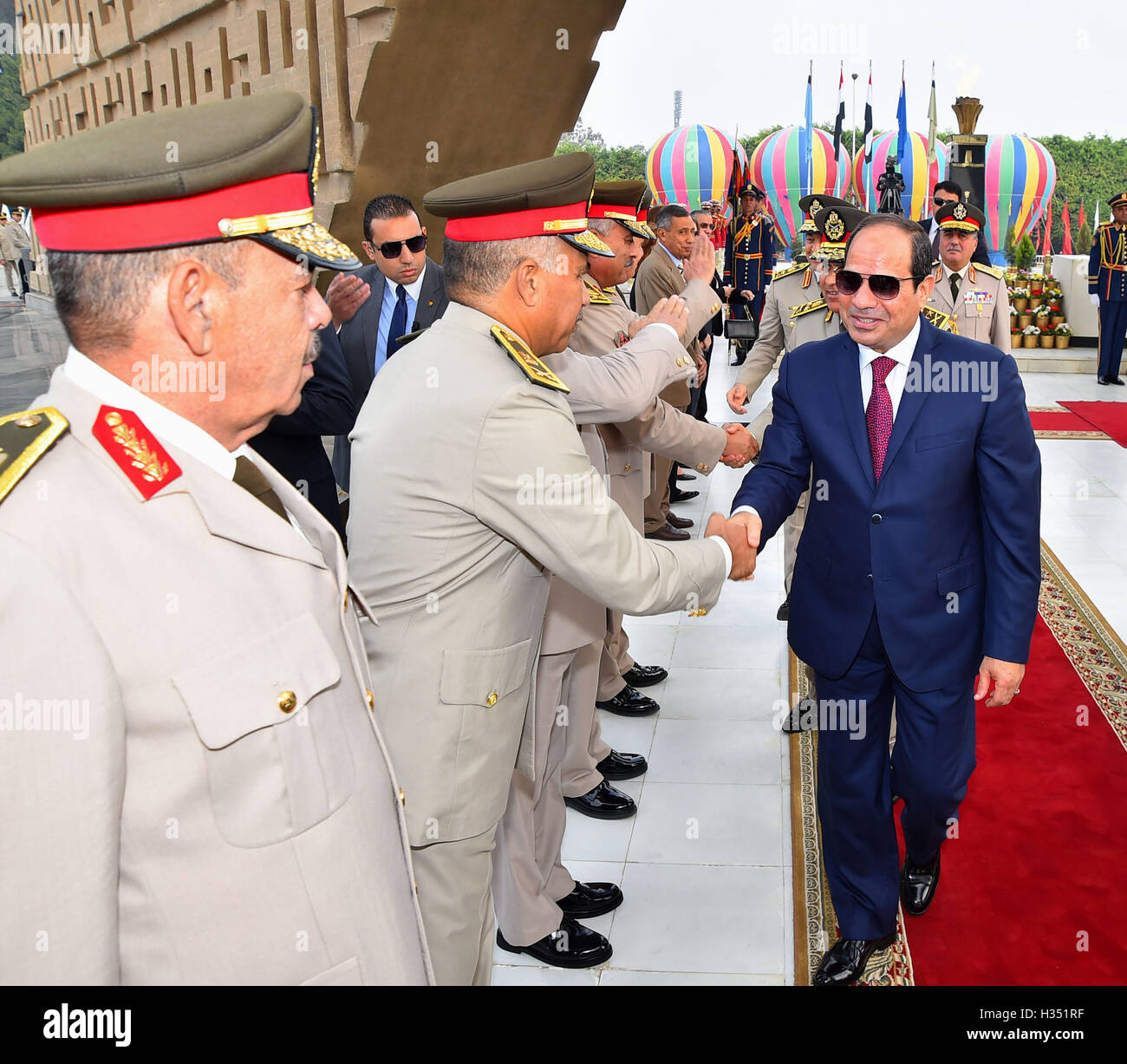 Kairo, Ägypten. 4. Oktober 2016. Der ägyptische Präsident Abdel Fattah al-Sisi besucht das Grab des unbekannten Soldaten, Ägyptens ehemaliger Präsident Gamal Abdel Nasser, und Ägyptens ehemaliger Präsident Anwar Sadat zum 43. Jahrestag der Oktober 6 arabisch-israelischen Krieg im Jahr 1973, am 4. Oktober 2016 in Kairo, Ägypten-Credit: ägyptische Präsident Büro/APA Bilder/ZUMA Draht/Alamy Live News Stockfoto