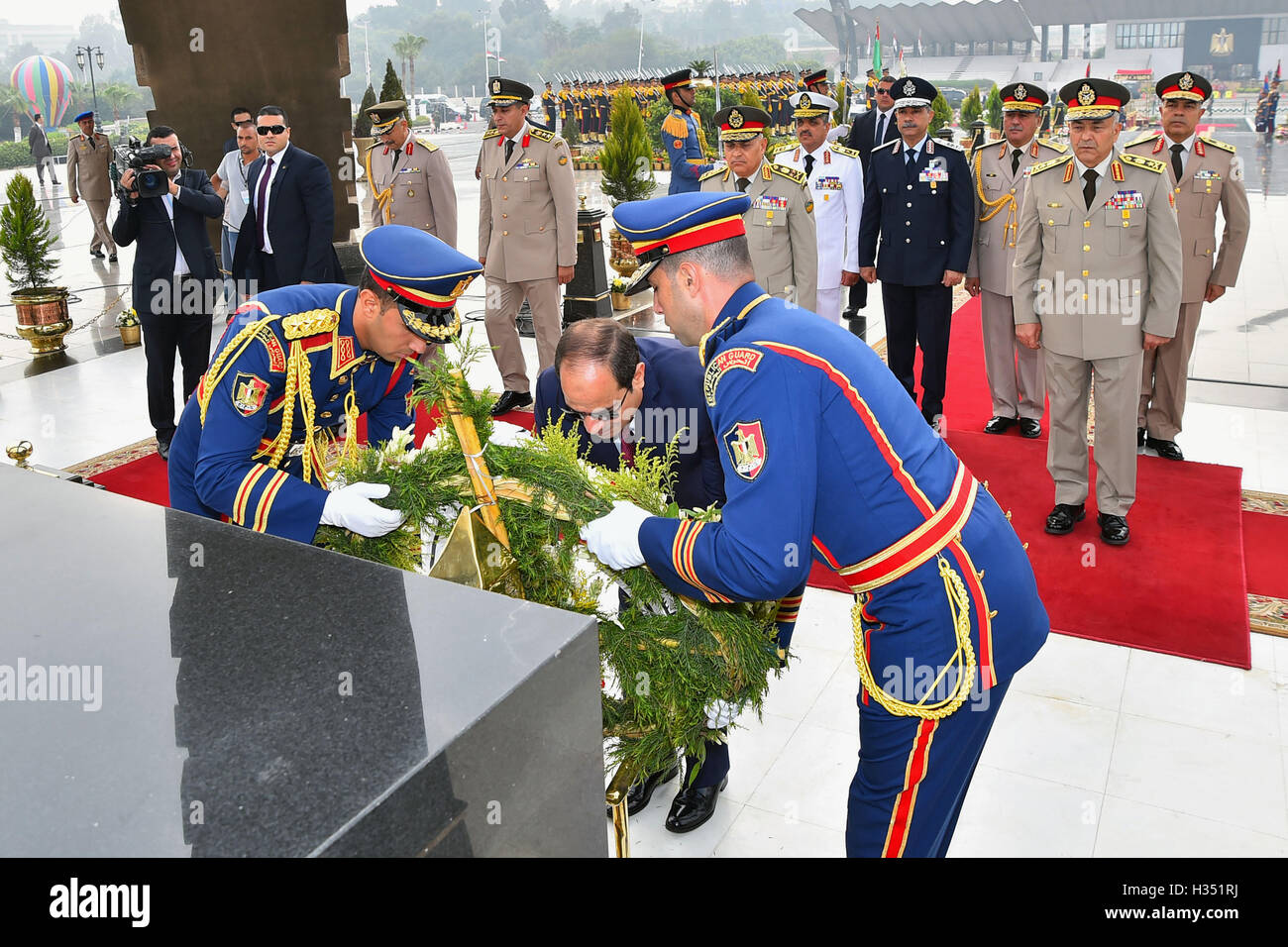 Kairo, Ägypten. 4. Oktober 2016. Der ägyptische Präsident Abdel Fattah al-Sisi besucht das Grab des unbekannten Soldaten, Ägyptens ehemaliger Präsident Gamal Abdel Nasser, und Ägyptens ehemaliger Präsident Anwar Sadat zum 43. Jahrestag der Oktober 6 arabisch-israelischen Krieg im Jahr 1973, am 4. Oktober 2016 in Kairo, Ägypten-Credit: ägyptische Präsident Büro/APA Bilder/ZUMA Draht/Alamy Live News Stockfoto