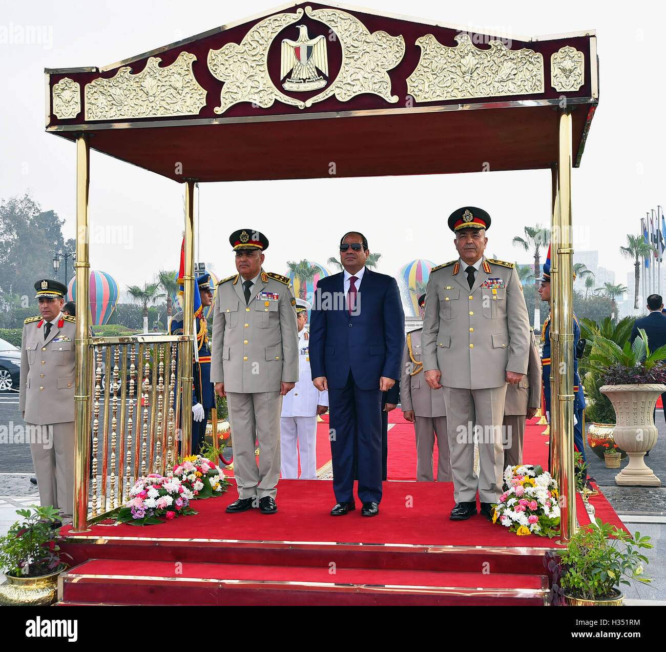 Kairo, Ägypten. 4. Oktober 2016. Der ägyptische Präsident Abdel Fattah al-Sisi besucht das Grab des unbekannten Soldaten, Ägyptens ehemaliger Präsident Gamal Abdel Nasser, und Ägyptens ehemaliger Präsident Anwar Sadat zum 43. Jahrestag der Oktober 6 arabisch-israelischen Krieg im Jahr 1973, am 4. Oktober 2016 in Kairo, Ägypten-Credit: ägyptische Präsident Büro/APA Bilder/ZUMA Draht/Alamy Live News Stockfoto