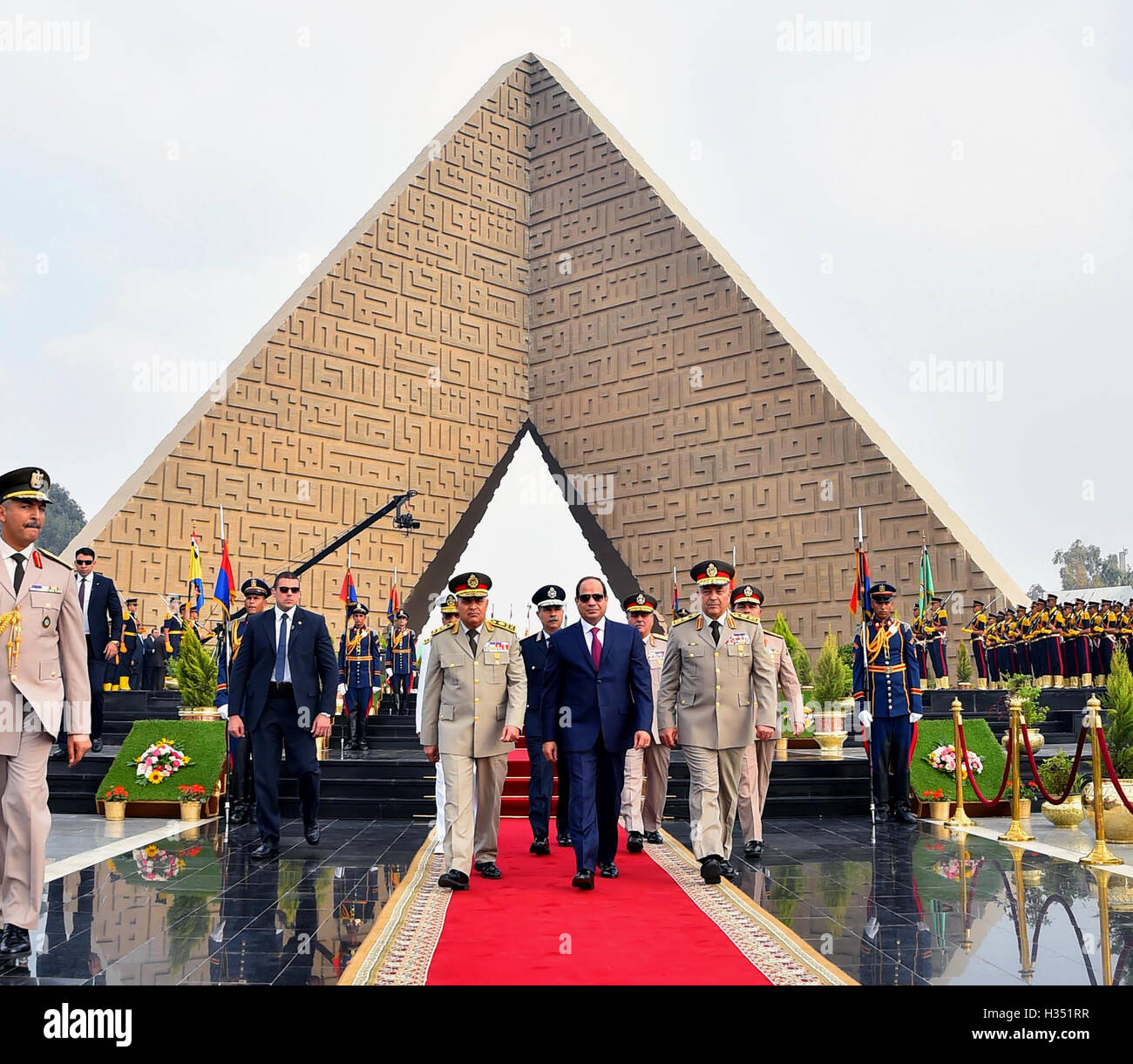 Kairo, Ägypten. 4. Oktober 2016. Der ägyptische Präsident Abdel Fattah al-Sisi besucht das Grab des unbekannten Soldaten, Ägyptens ehemaliger Präsident Gamal Abdel Nasser, und Ägyptens ehemaliger Präsident Anwar Sadat zum 43. Jahrestag der Oktober 6 arabisch-israelischen Krieg im Jahr 1973, am 4. Oktober 2016 in Kairo, Ägypten-Credit: ägyptische Präsident Büro/APA Bilder/ZUMA Draht/Alamy Live News Stockfoto