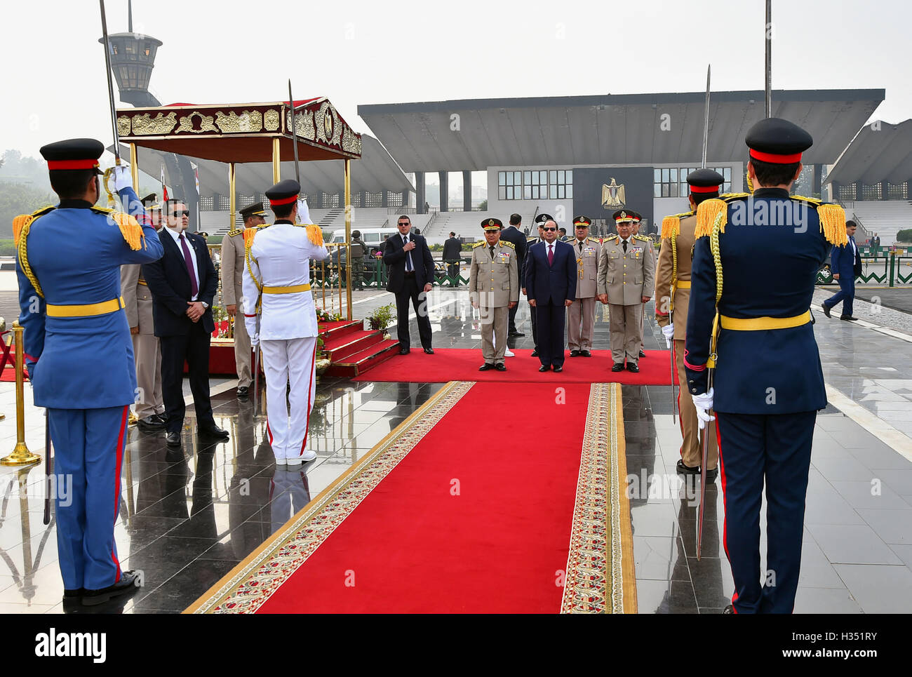 Kairo, Ägypten. 4. Oktober 2016. Der ägyptische Präsident Abdel Fattah al-Sisi besucht das Grab des unbekannten Soldaten, Ägyptens ehemaliger Präsident Gamal Abdel Nasser, und Ägyptens ehemaliger Präsident Anwar Sadat zum 43. Jahrestag der Oktober 6 arabisch-israelischen Krieg im Jahr 1973, am 4. Oktober 2016 in Kairo, Ägypten-Credit: ägyptische Präsident Büro/APA Bilder/ZUMA Draht/Alamy Live News Stockfoto