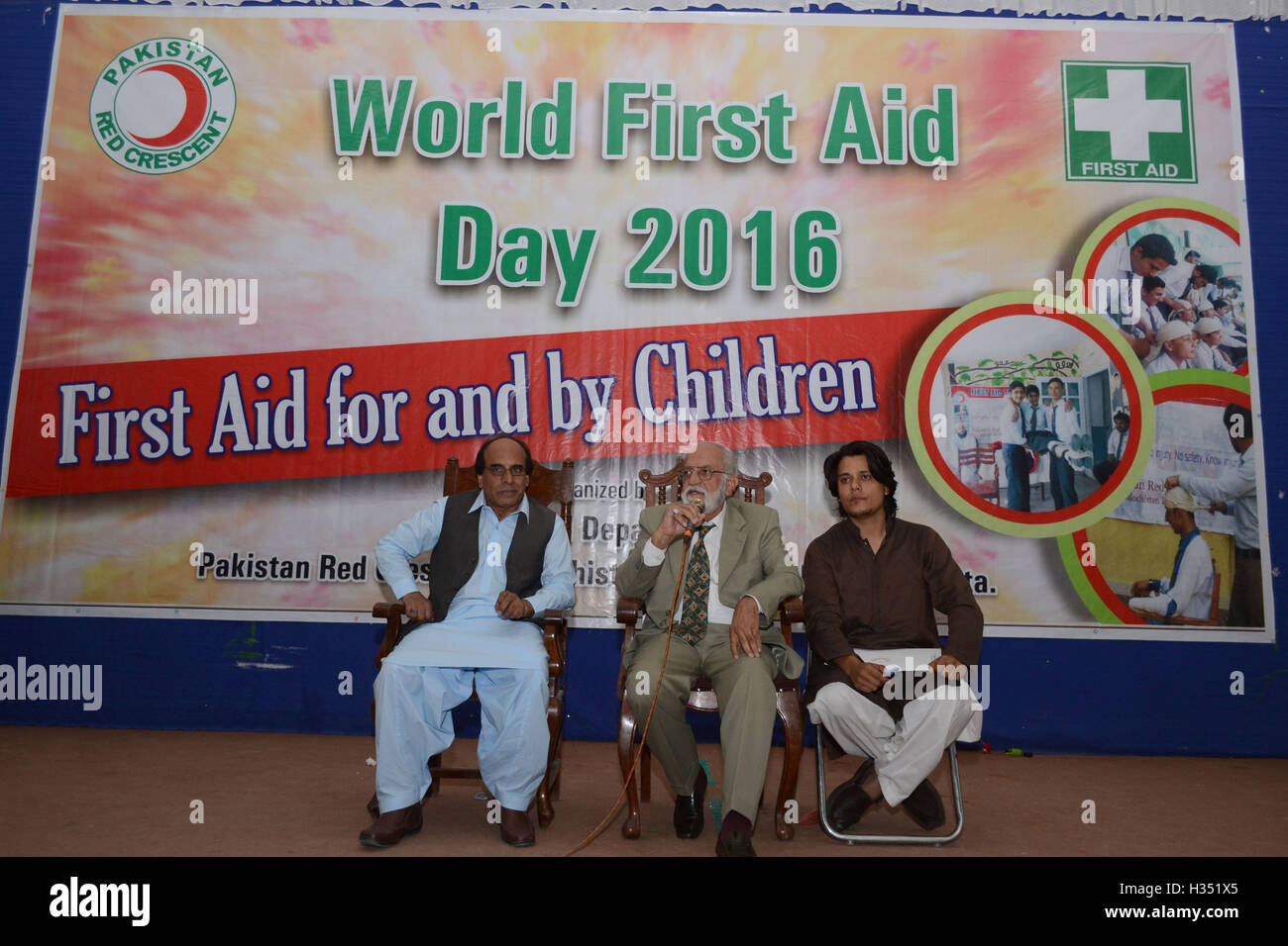 Quetta, Pakistan. 4. September 2016. Vorsitzender des Aufsichtsrates pakistanischen Roten Halbmond Balochistan Sardar Mohammed Fazil Durrani Adressierung Während inter Schulen drama Wettbewerb hinsichtlich Welt Erste-Hilfe-Tag. Organisiert von pakistanischen Roten Halbmond Balochistan Niederlassung bei Jinnah Halle Pfadfinder verband. Credit: Din Muhammad Watanpaal/ZMA Fotos/Alamy leben Nachrichten Stockfoto